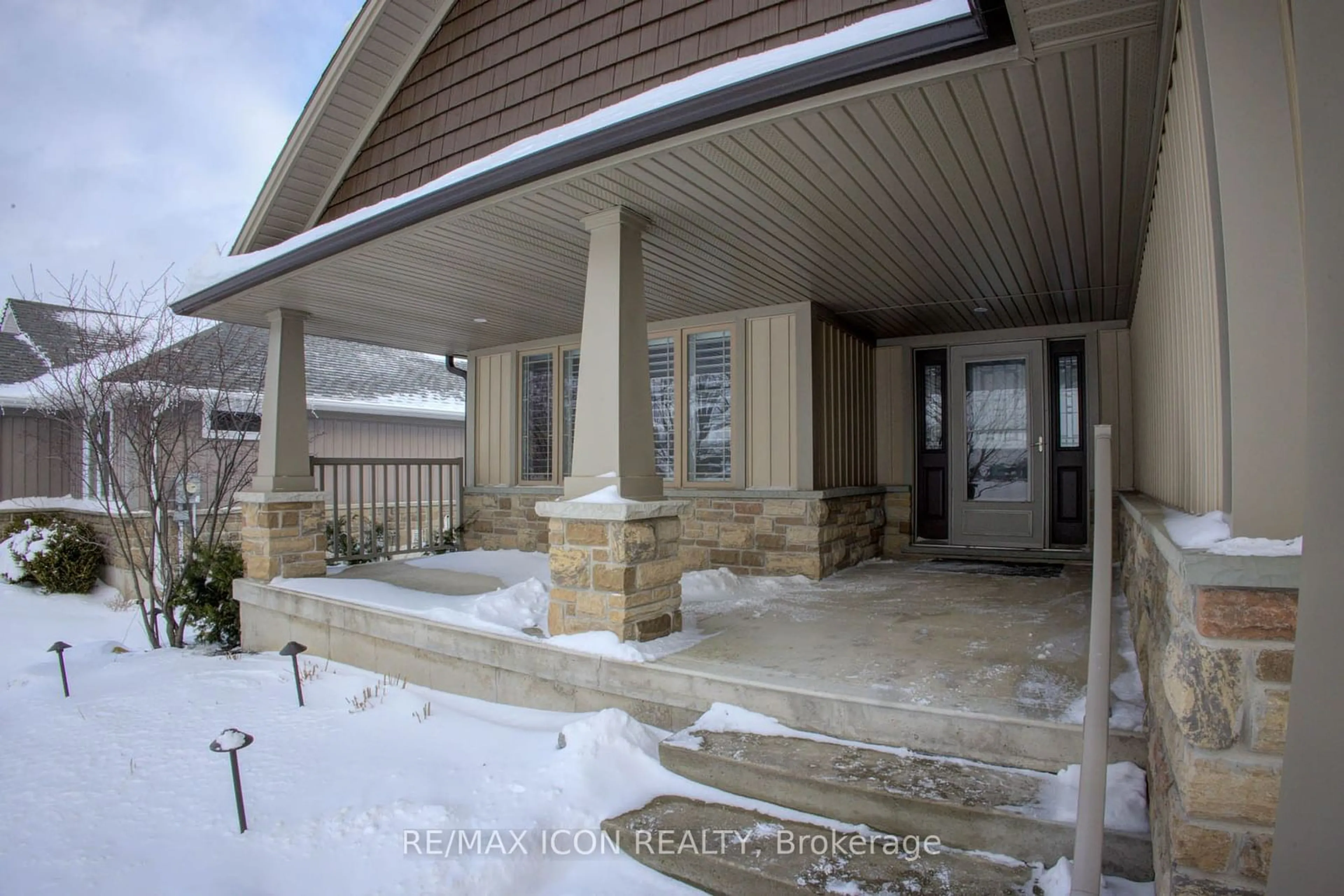 Indoor entryway for 520 Wellington St, Wellington North Ontario N0G 2L2