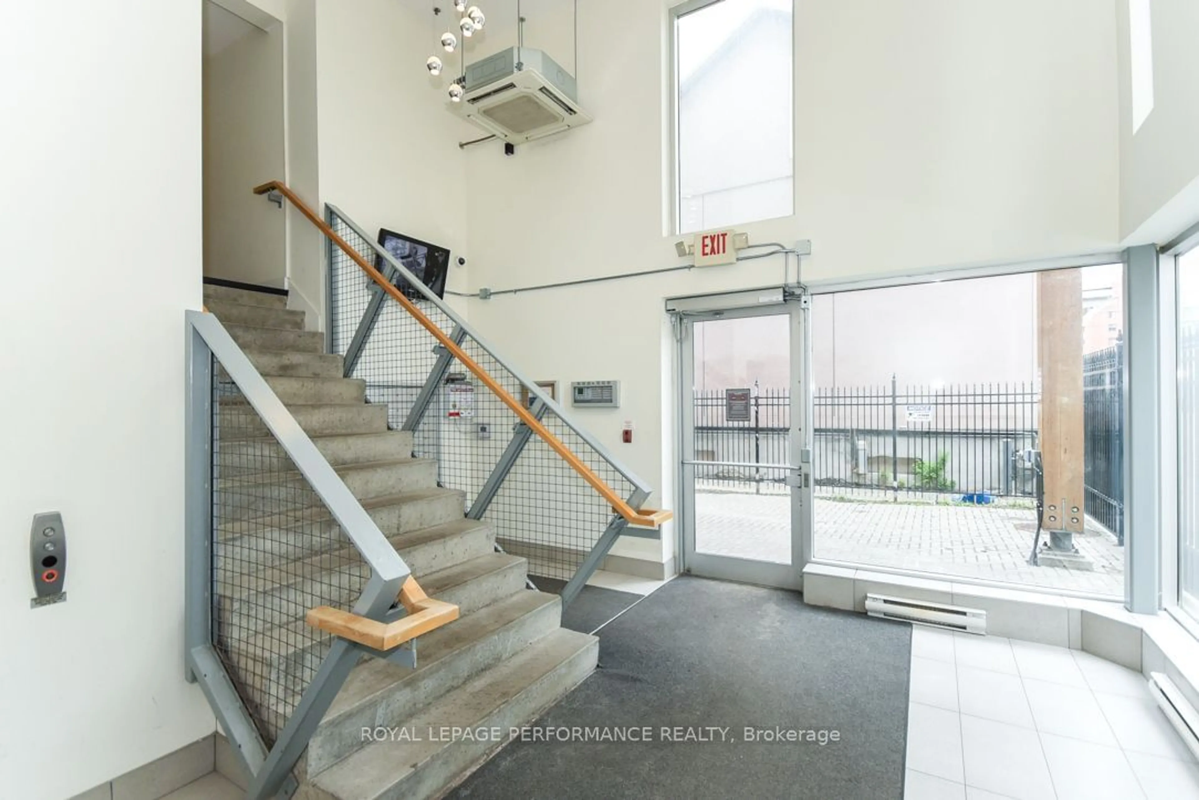 Indoor foyer for 360 Cumberland St #203, Lower Town - Sandy Hill Ontario K1N 0B1