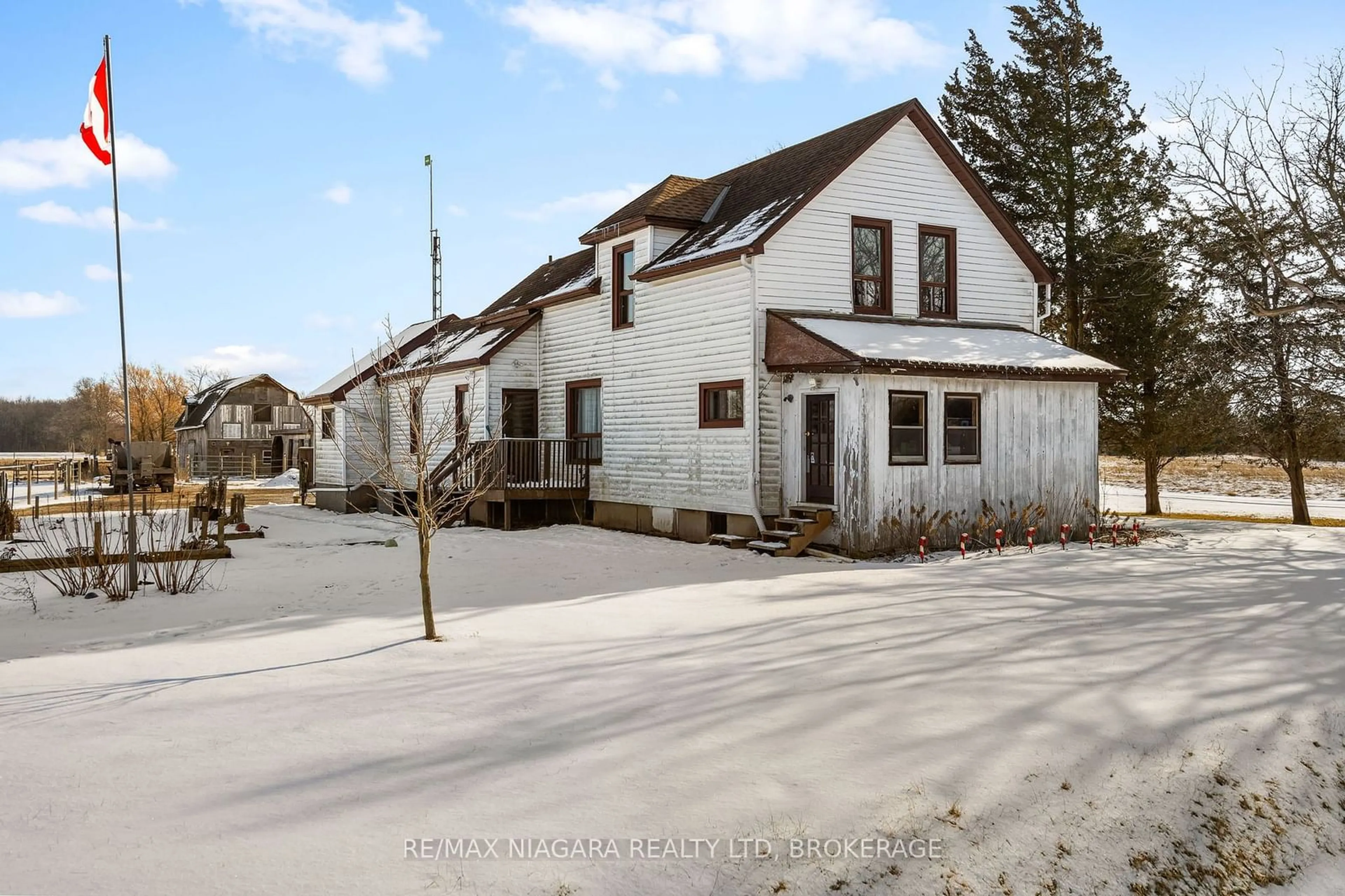 A pic from outside/outdoor area/front of a property/back of a property/a pic from drone, street for 4609 Brookfield Rd, Port Colborne Ontario L3B 5N7