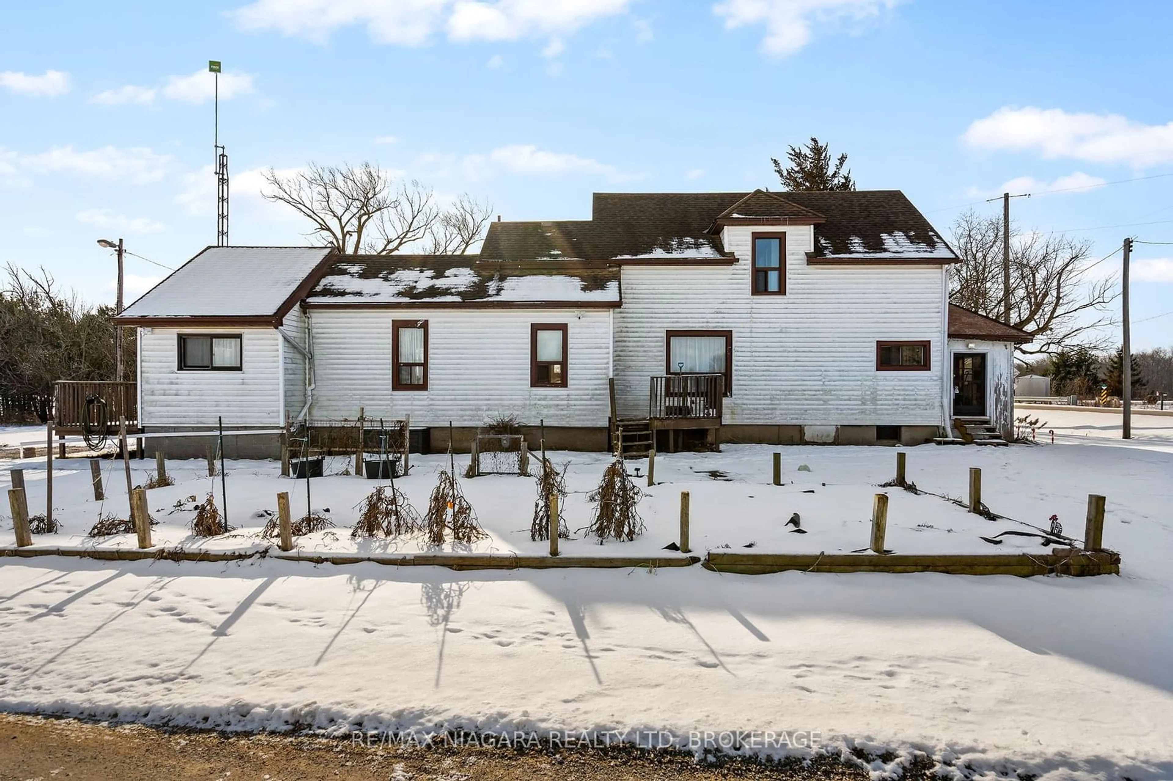 A pic from outside/outdoor area/front of a property/back of a property/a pic from drone, building for 4609 Brookfield Rd, Port Colborne Ontario L3B 5N7