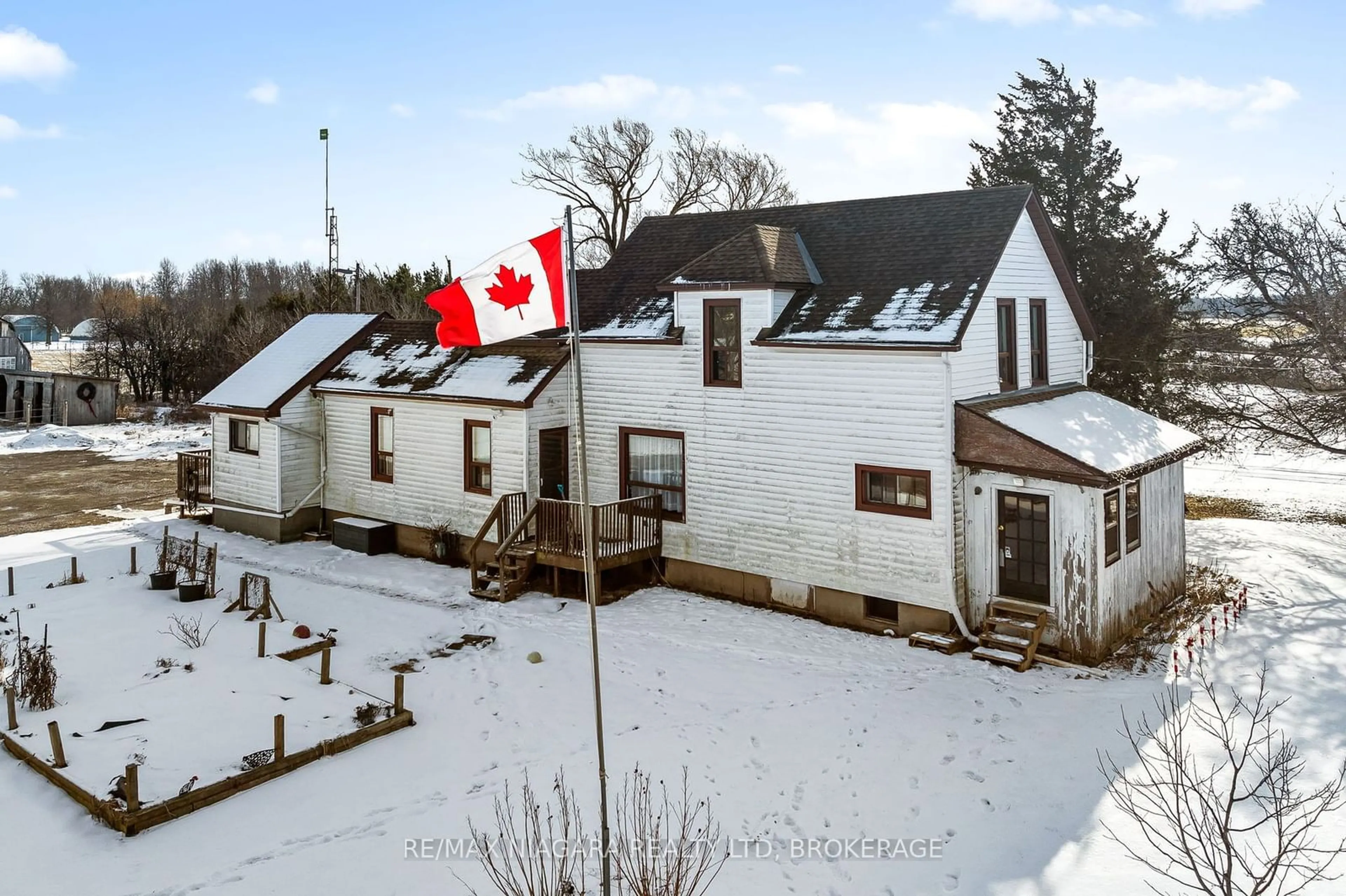 A pic from outside/outdoor area/front of a property/back of a property/a pic from drone, building for 4609 Brookfield Rd, Port Colborne Ontario L3B 5N7