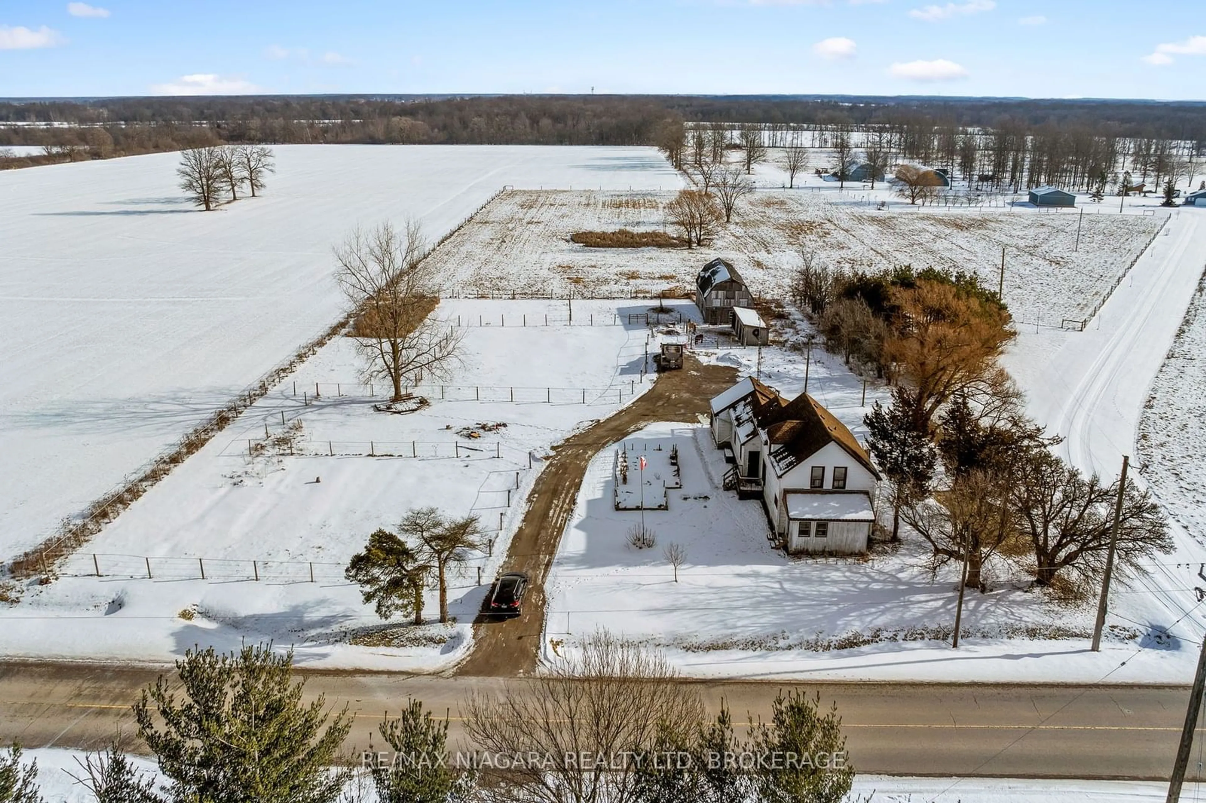 A pic from outside/outdoor area/front of a property/back of a property/a pic from drone, water/lake/river/ocean view for 4609 Brookfield Rd, Port Colborne Ontario L3B 5N7