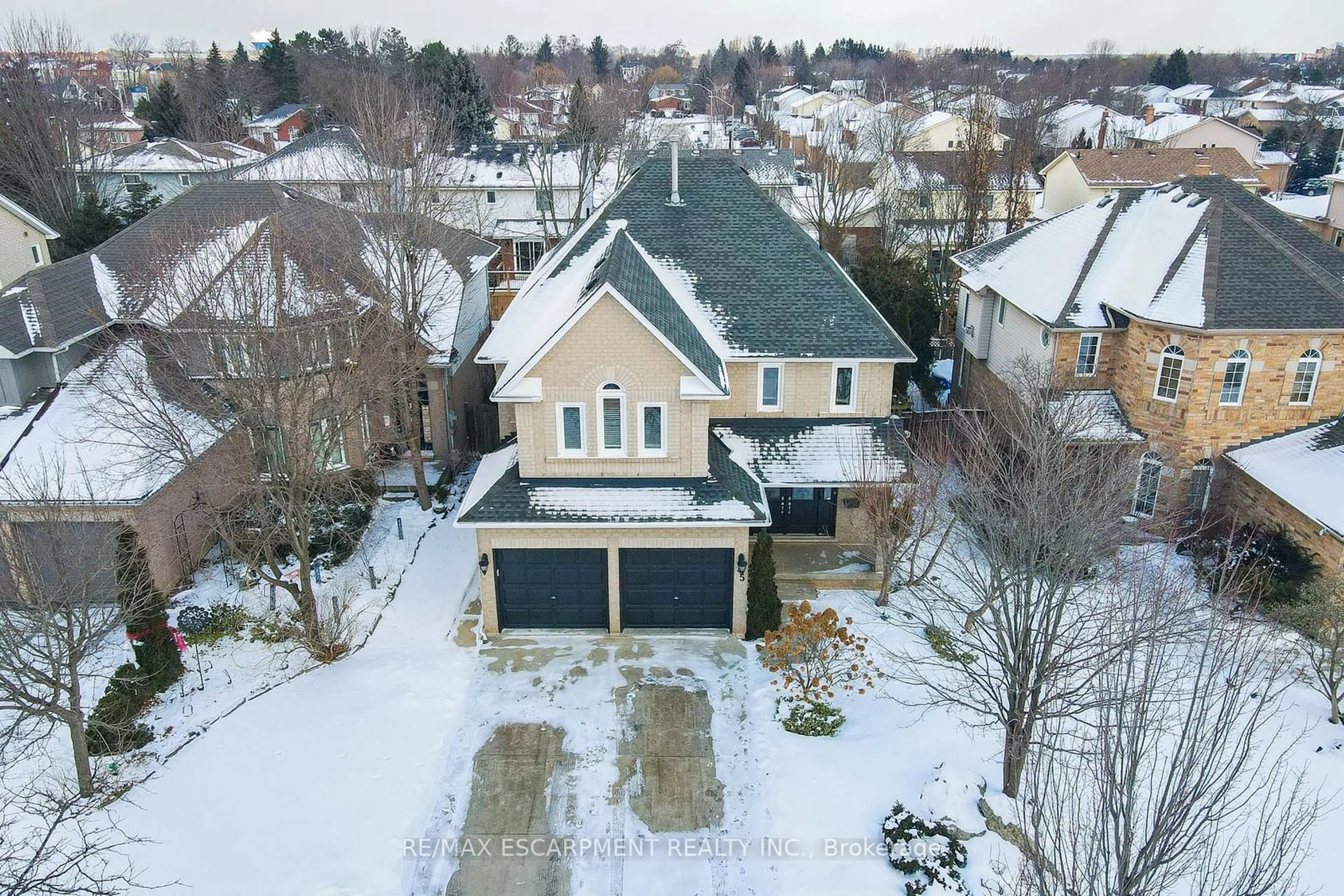 A pic from outside/outdoor area/front of a property/back of a property/a pic from drone, street for 45 STRATHROY Cres, Hamilton Ontario L8B 0K9