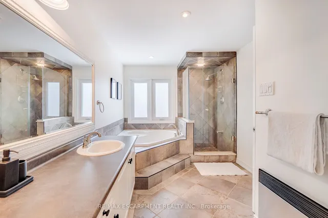 Additional property image - 45 STRATHROY Cres