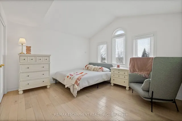 Additional property image - 45 STRATHROY Cres