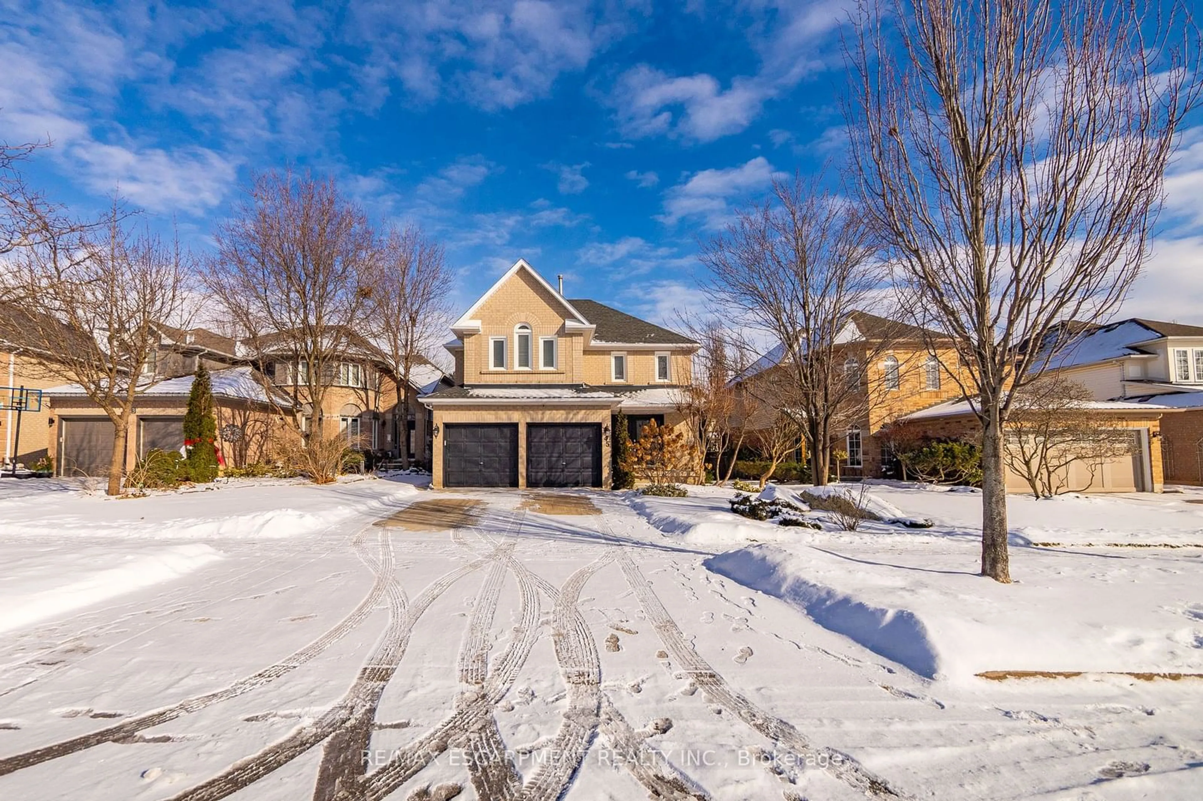 A pic from outside/outdoor area/front of a property/back of a property/a pic from drone, street for 45 STRATHROY Cres, Hamilton Ontario L8B 0K9