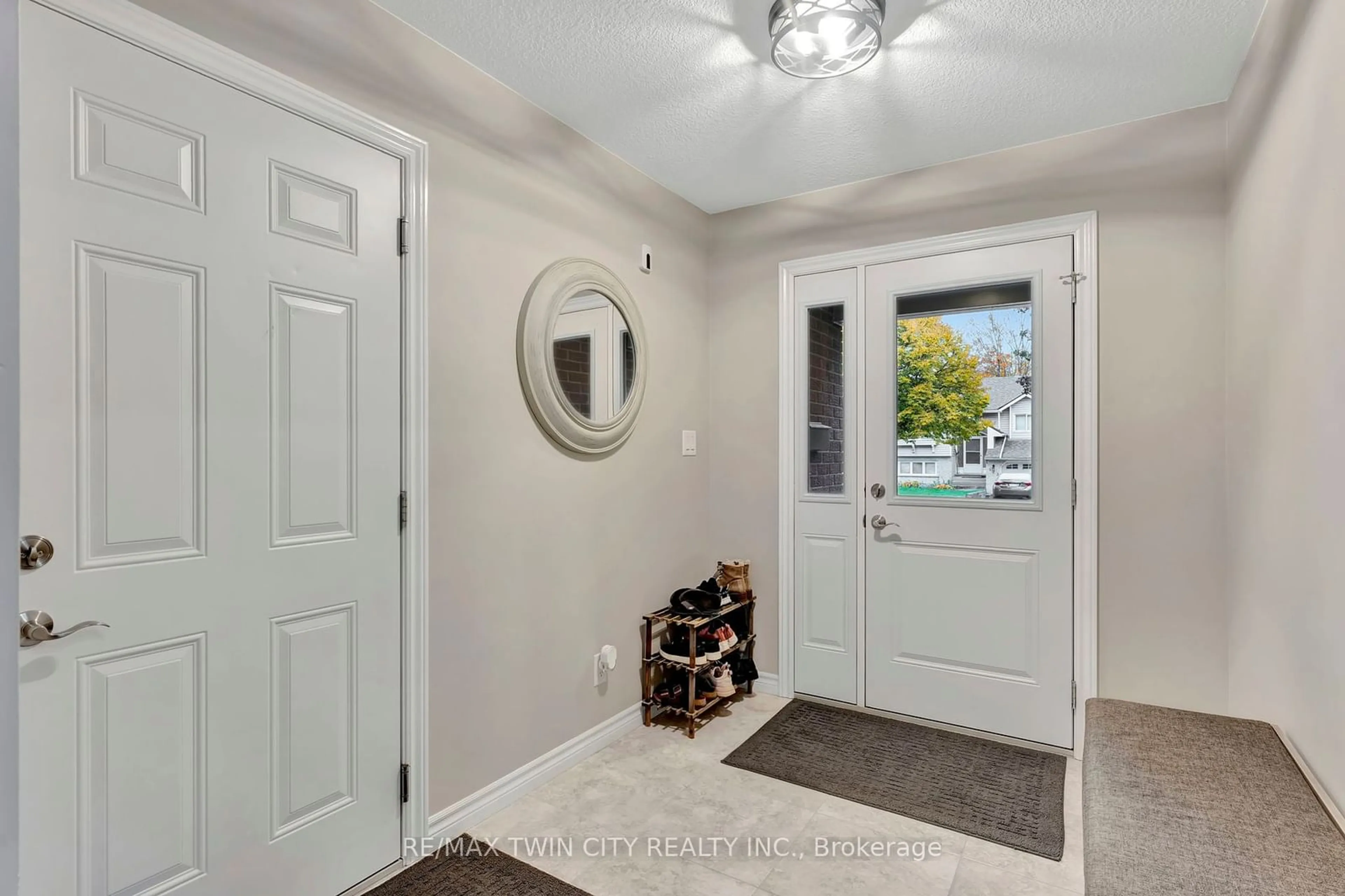 Indoor entryway for 122 Gillin Rd, Brantford Ontario N3P 1X5