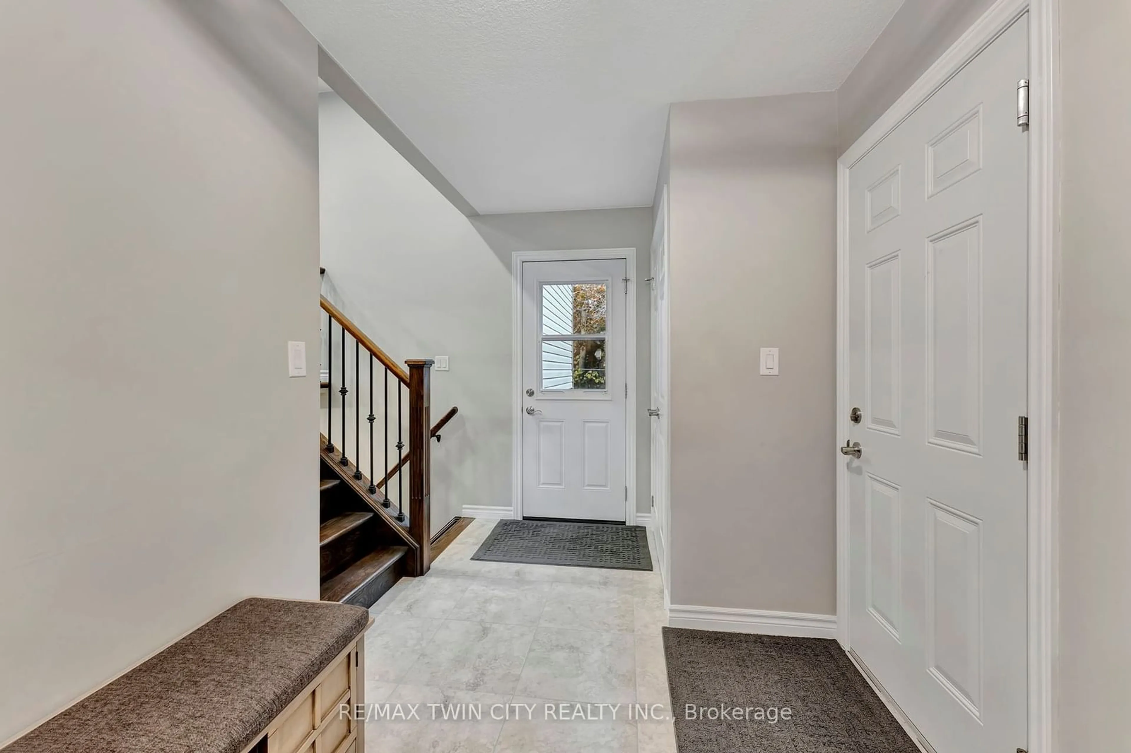 Indoor entryway for 122 Gillin Rd, Brantford Ontario N3P 1X5