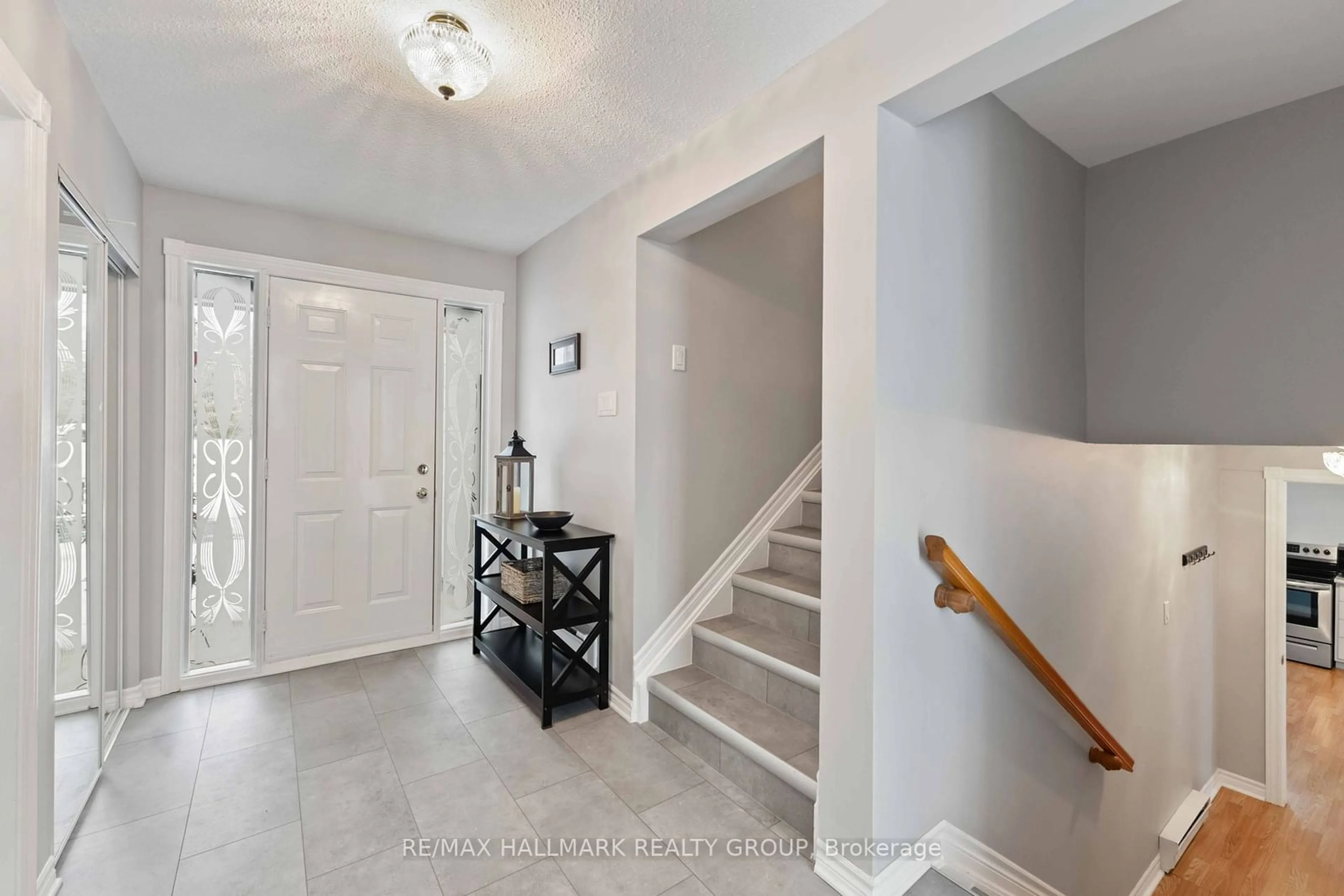 Indoor entryway for 8408 Victoria St, Greely - Metcalfe - Osgoode - Vernon and Area Ontario K0A 2P0