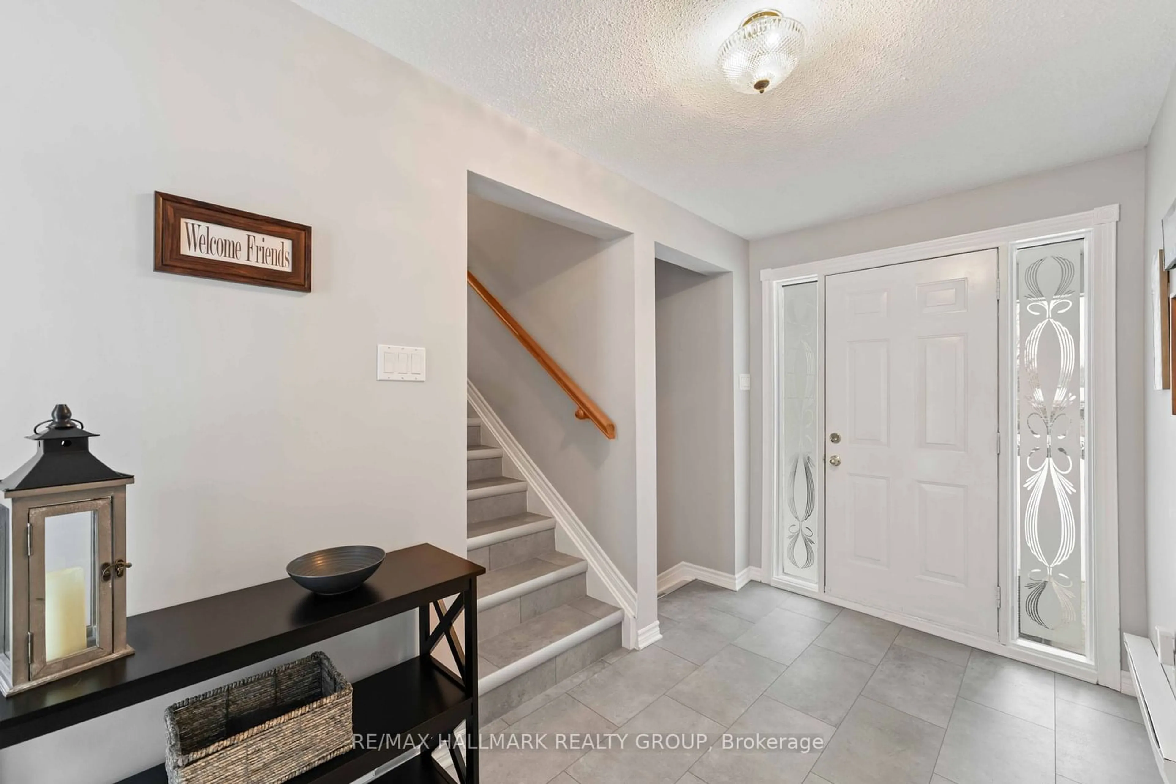 Indoor entryway for 8408 Victoria St, Greely - Metcalfe - Osgoode - Vernon and Area Ontario K0A 2P0