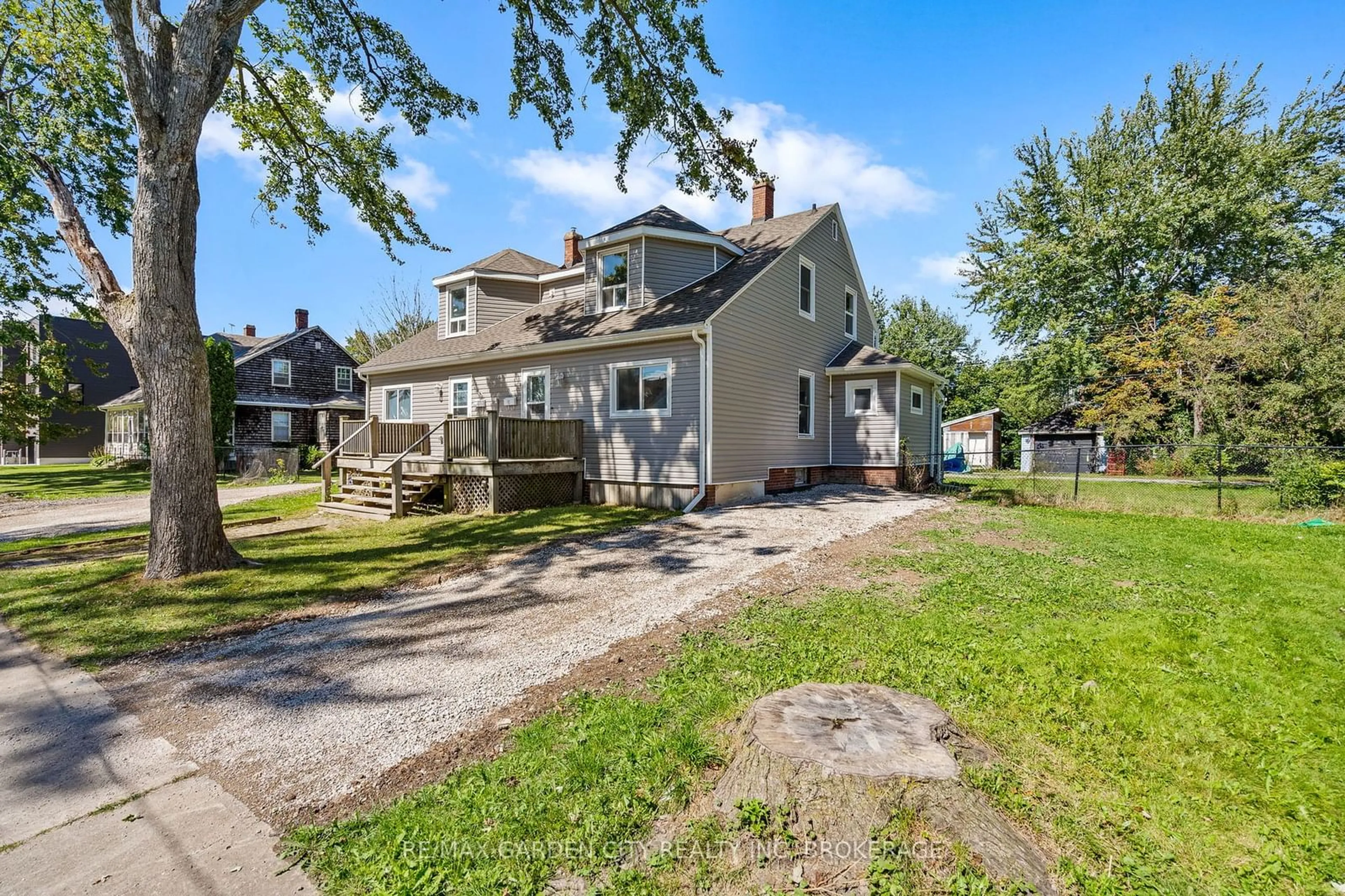 A pic from outside/outdoor area/front of a property/back of a property/a pic from drone, street for 90 FIRST St, Welland Ontario L3B 4R7