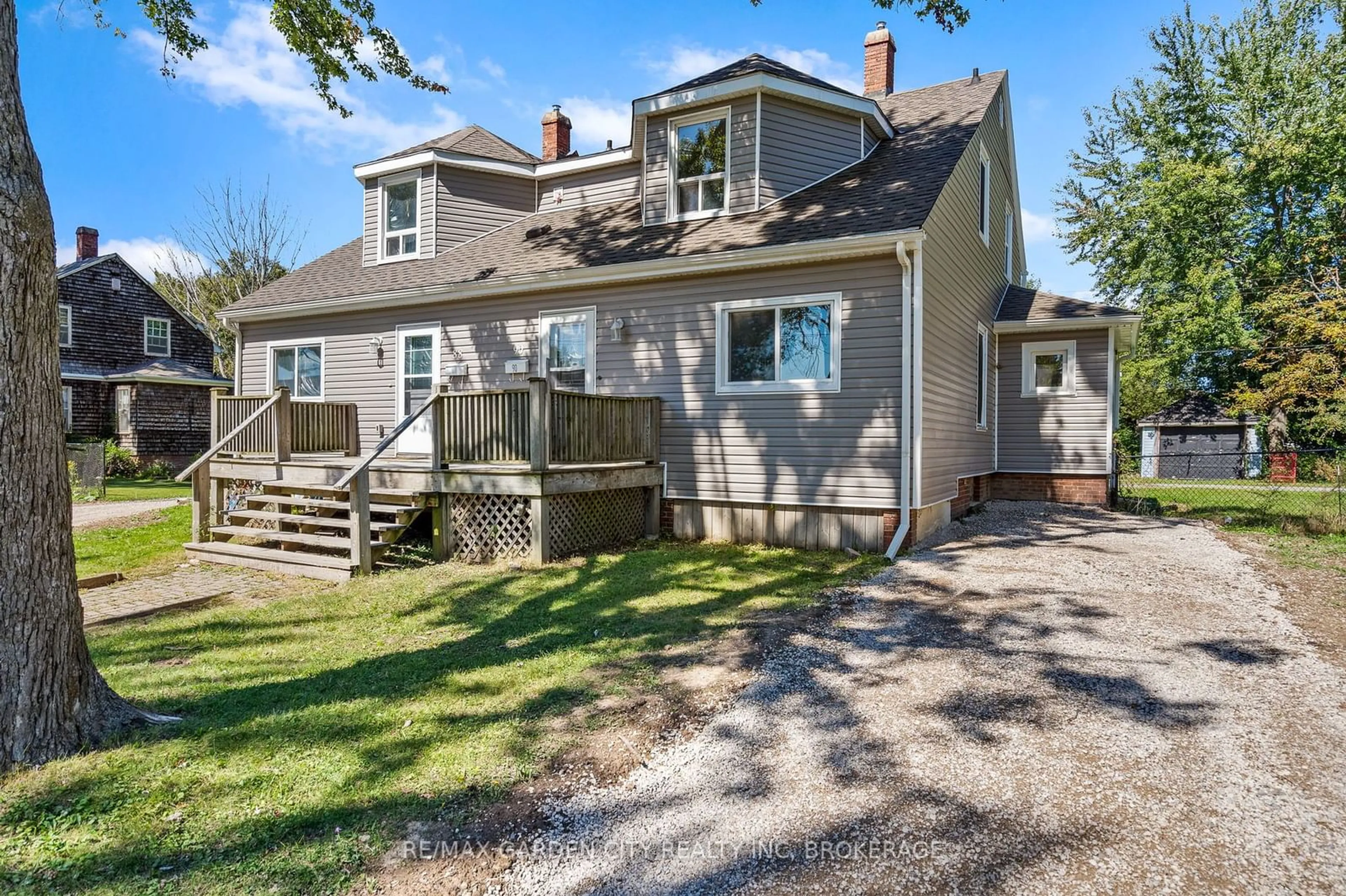 A pic from outside/outdoor area/front of a property/back of a property/a pic from drone, street for 90 FIRST St, Welland Ontario L3B 4R7