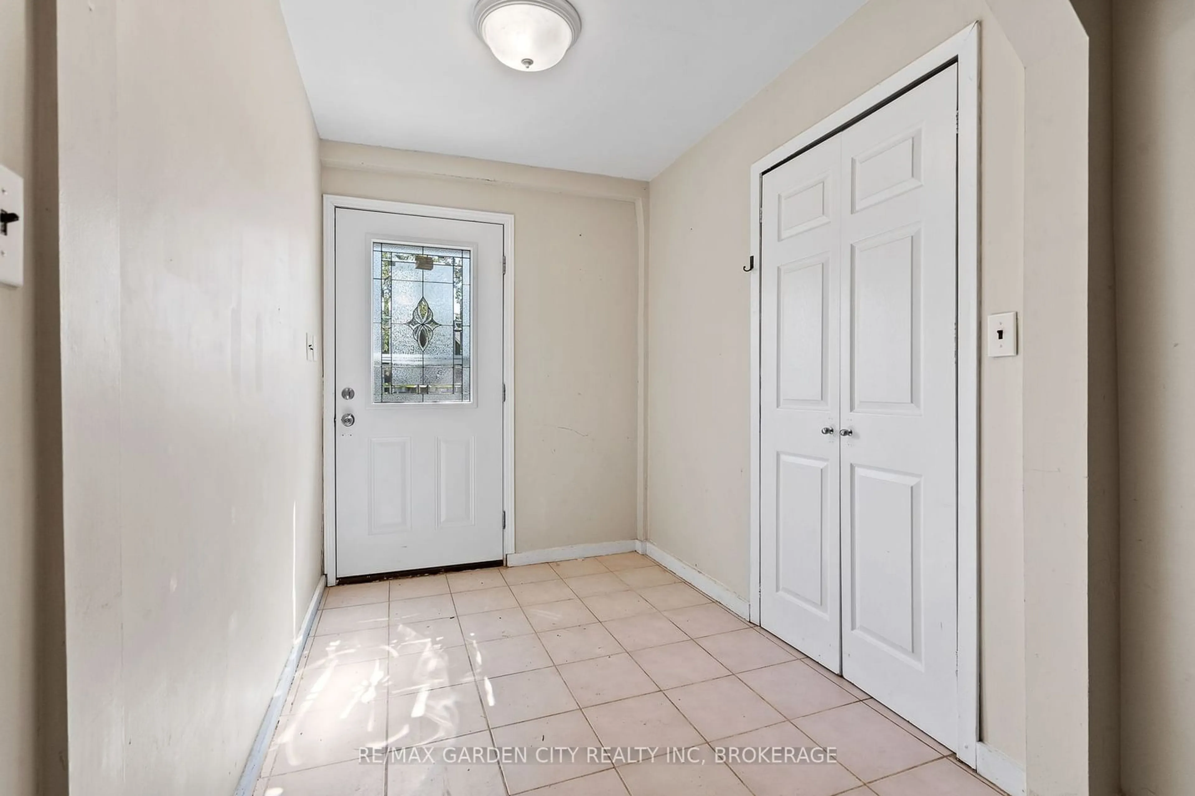 Indoor entryway for 90 FIRST St, Welland Ontario L3B 4R7