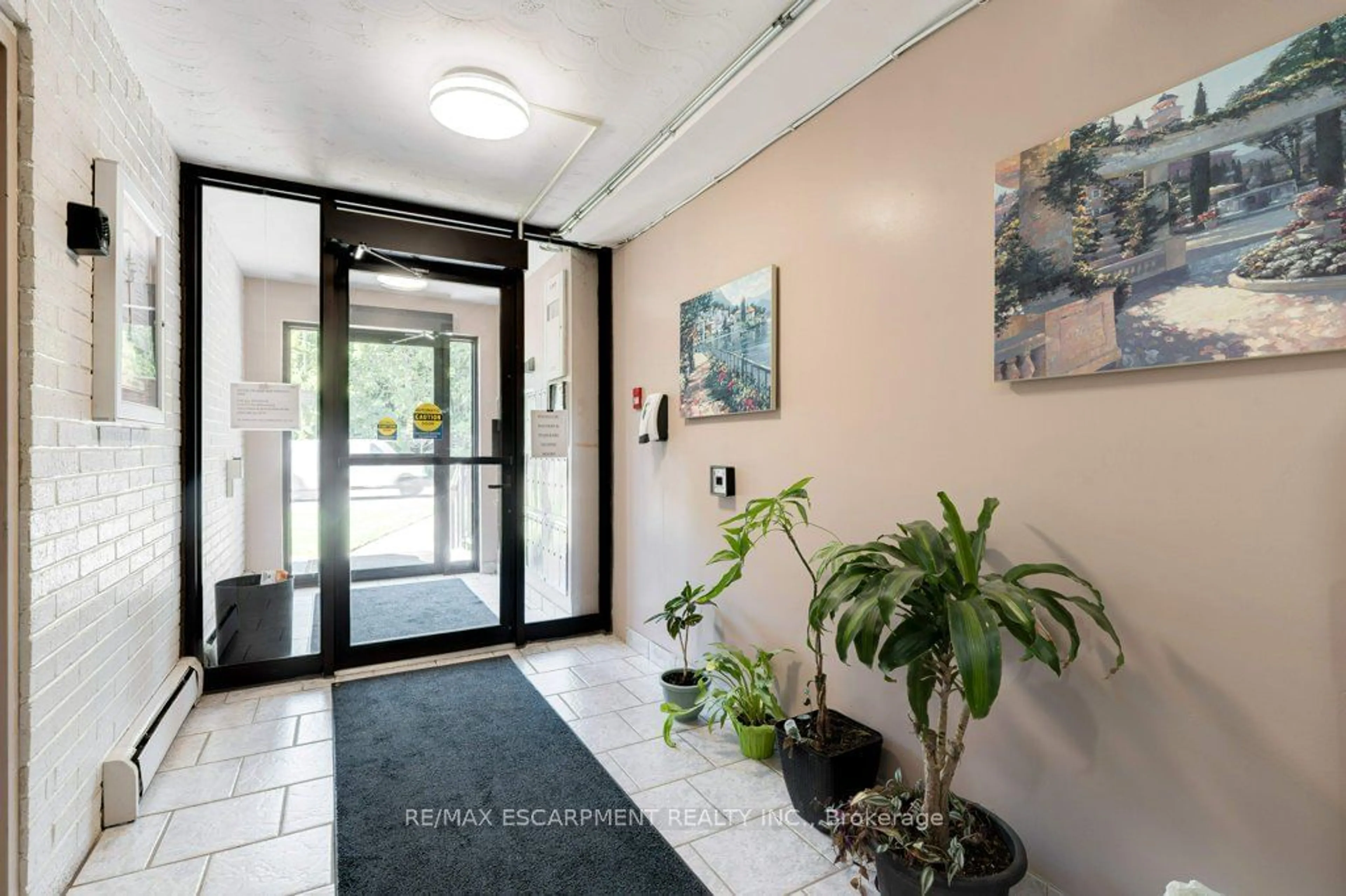 Indoor foyer for 2373 King St #17, Hamilton Ontario L8K 1X9