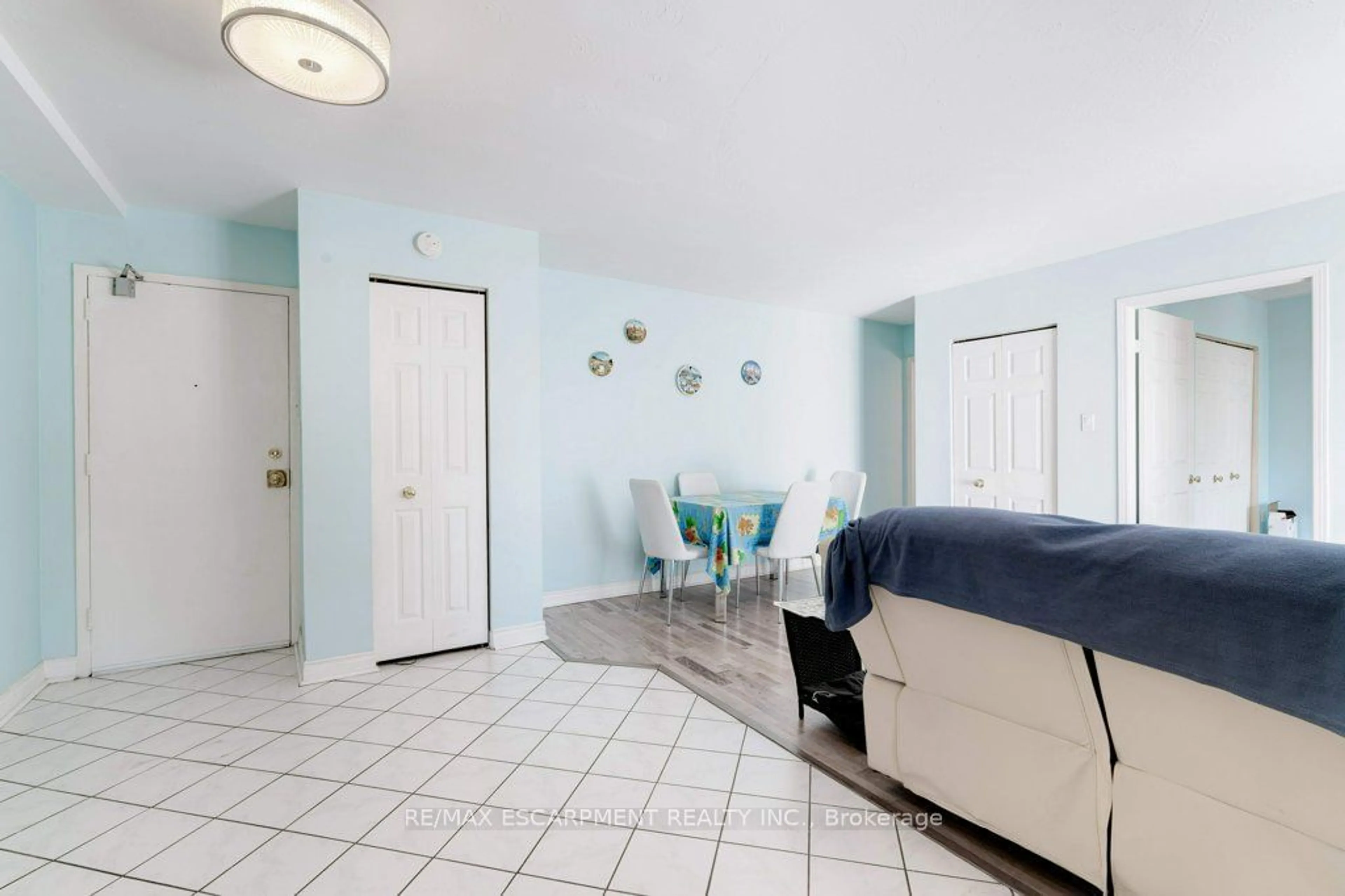 A pic of a room for 2373 King St #17, Hamilton Ontario L8K 1X9