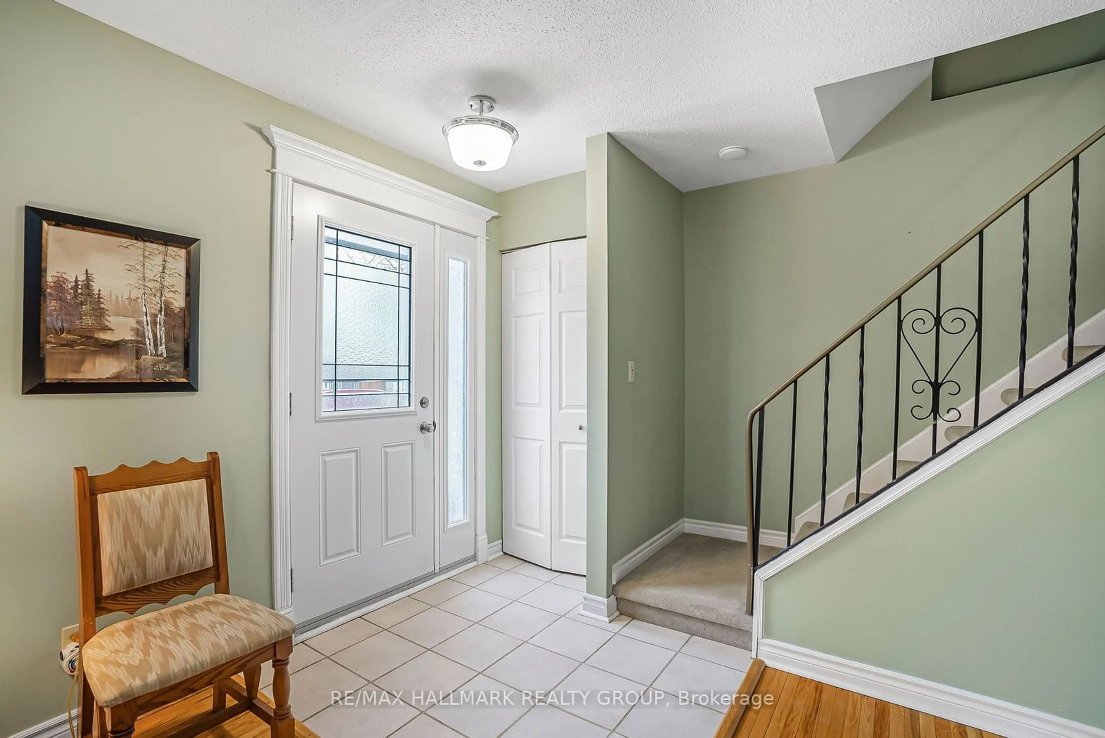 Indoor entryway for 85 Stephen St, Smiths Falls Ontario K7A 1K7