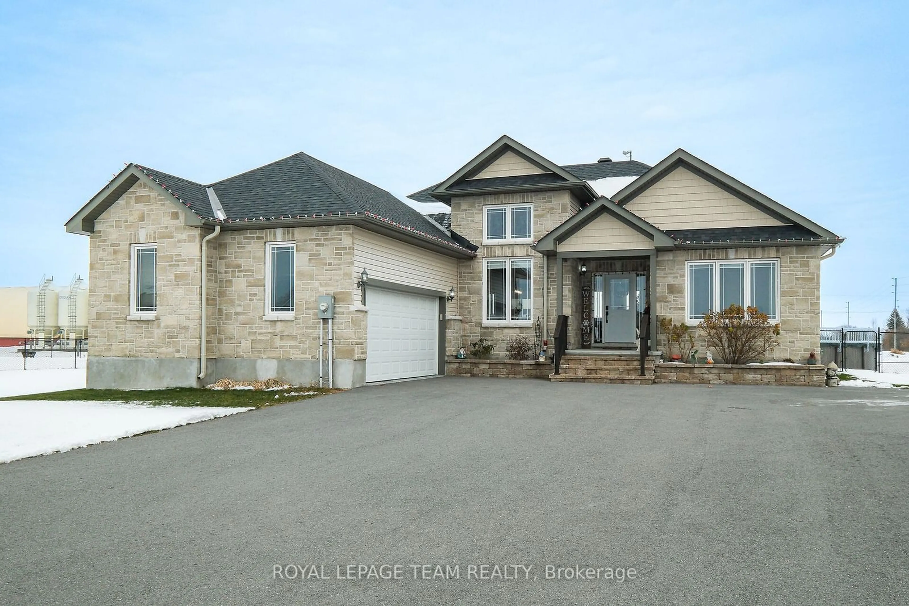 Home with brick exterior material, street for 2968 Drew Dr, North Dundas Ontario K0E 1W0