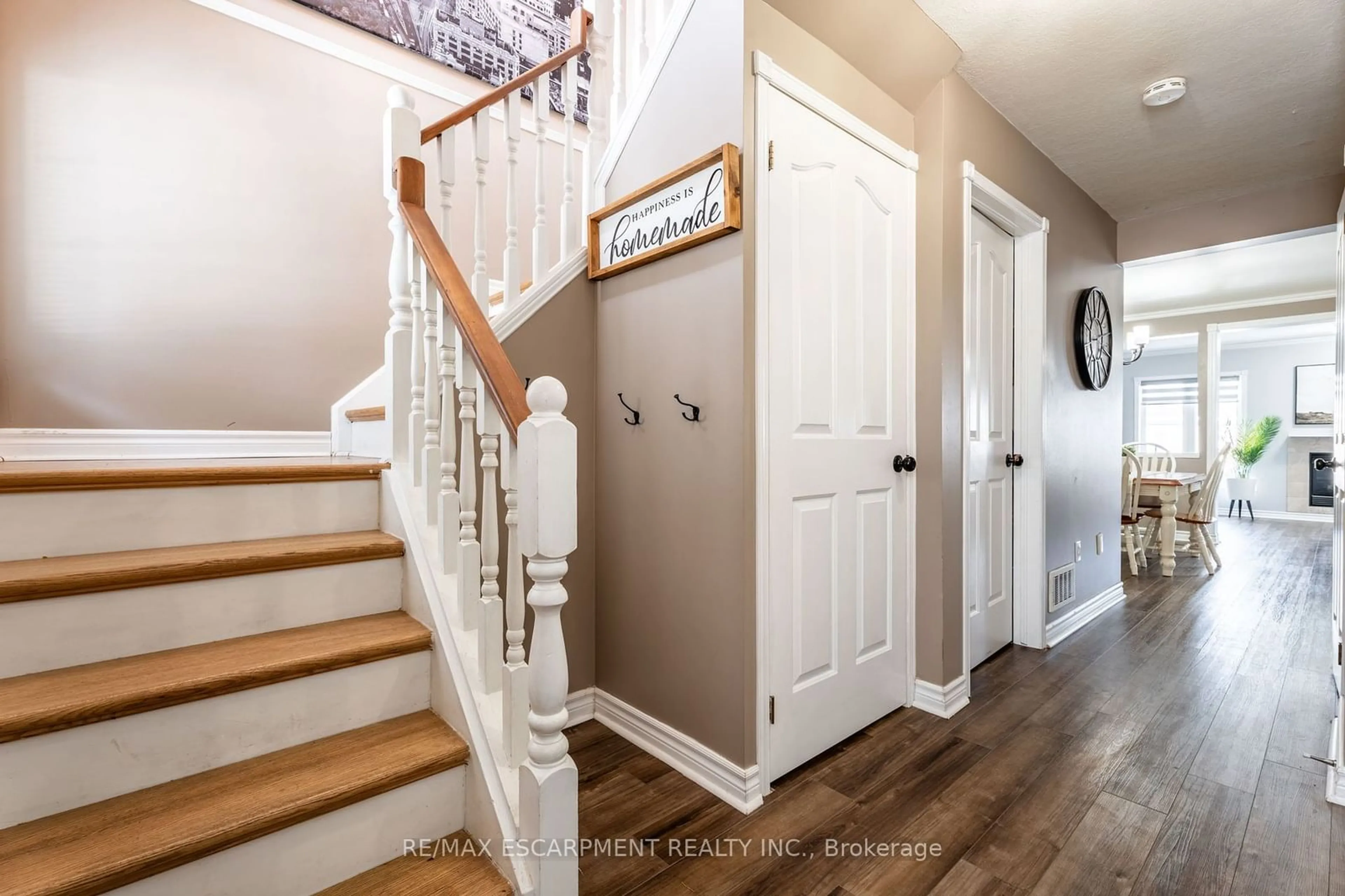 Indoor entryway for 17 Archer Way, Hamilton Ontario L0R 1W0