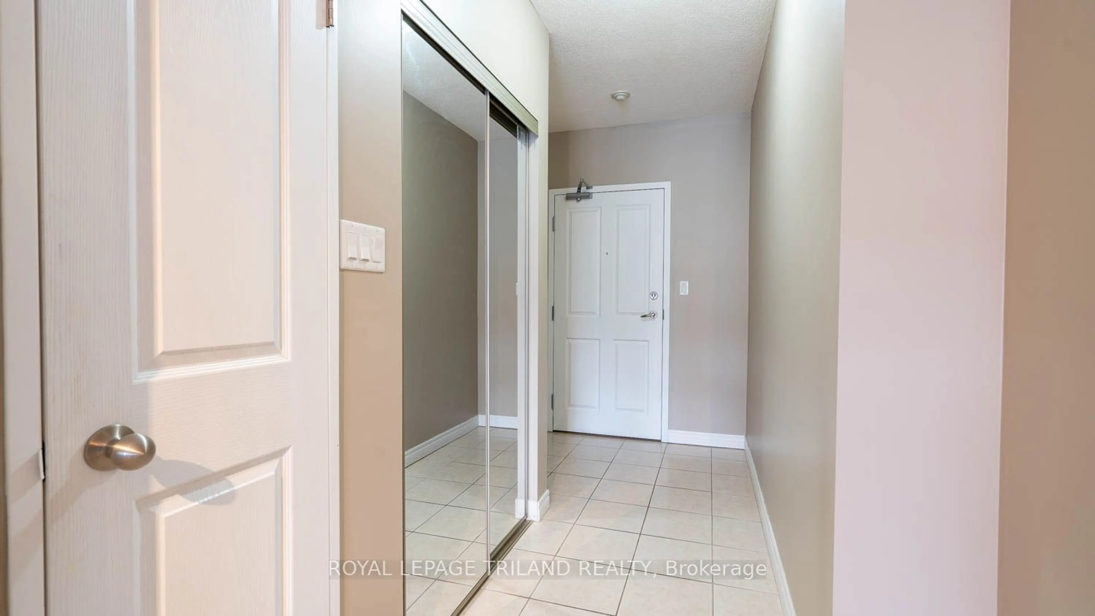 Indoor entryway for 353 Commissioners Rd #314, London Ontario N6J 0A3