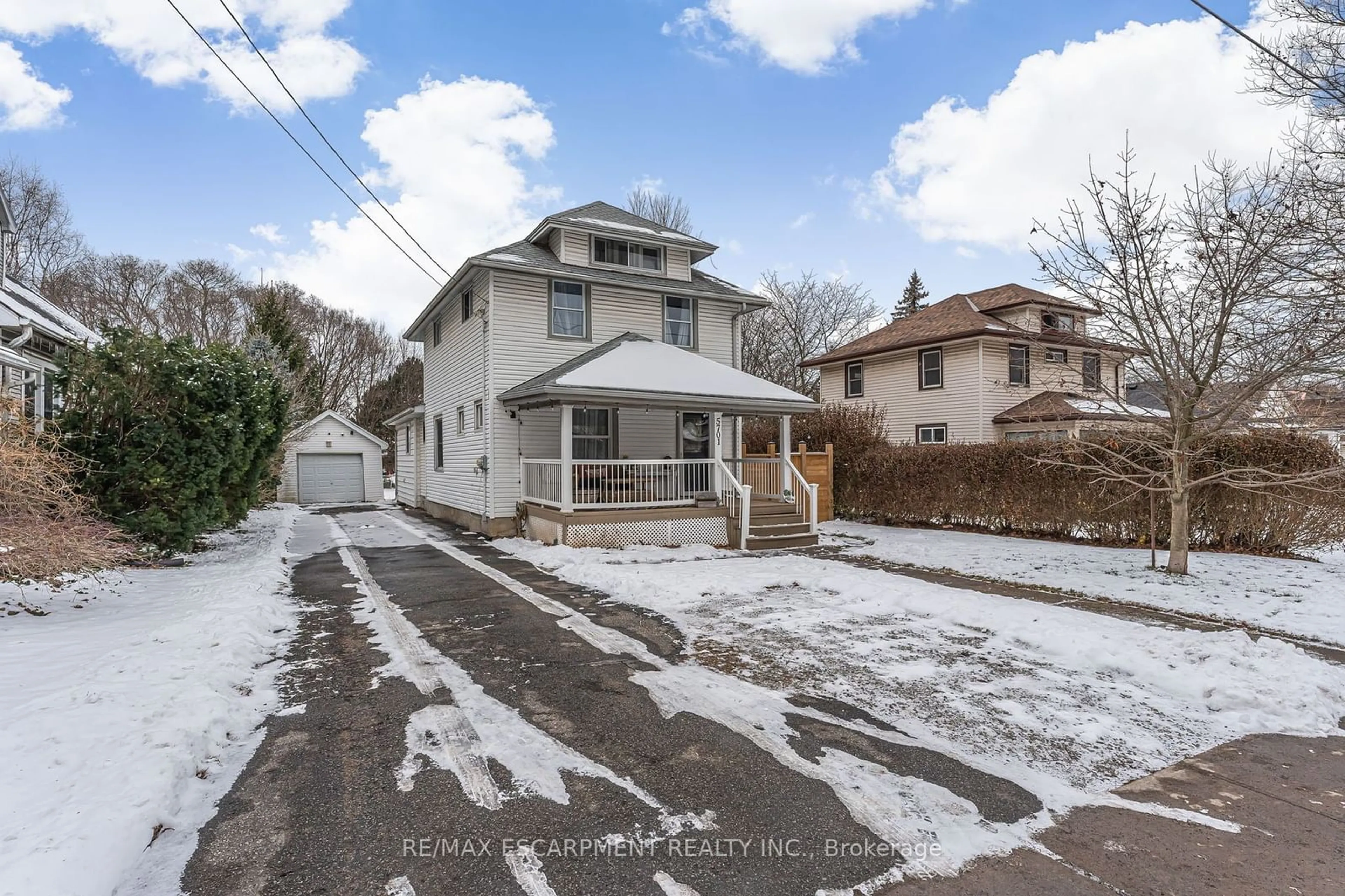 A pic from outside/outdoor area/front of a property/back of a property/a pic from drone, street for 5701 Prince Edward Ave, Niagara Falls Ontario L2G 5J1