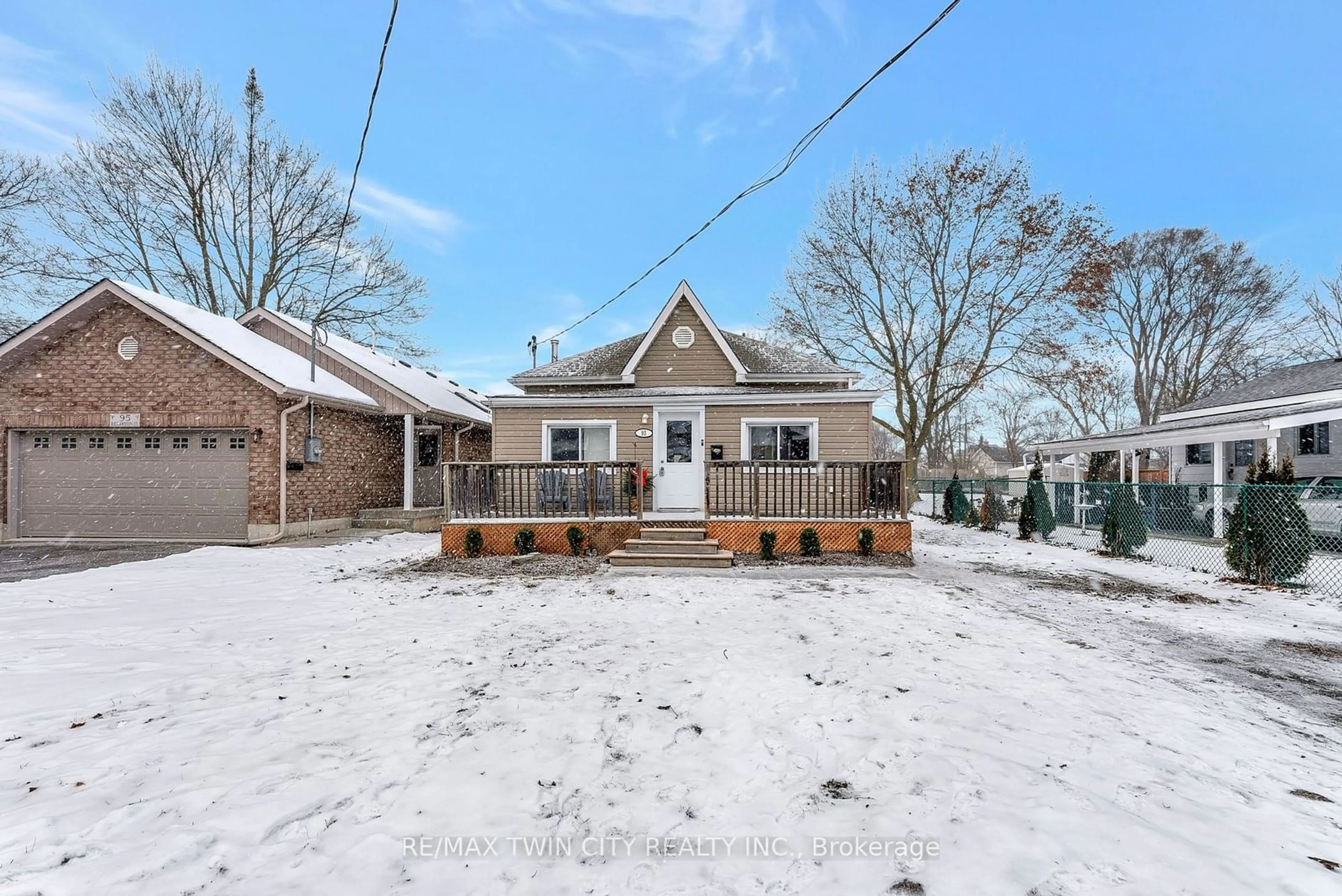 A pic from outside/outdoor area/front of a property/back of a property/a pic from drone, street for 93 Richardson St, Brantford Ontario N3T 1H9