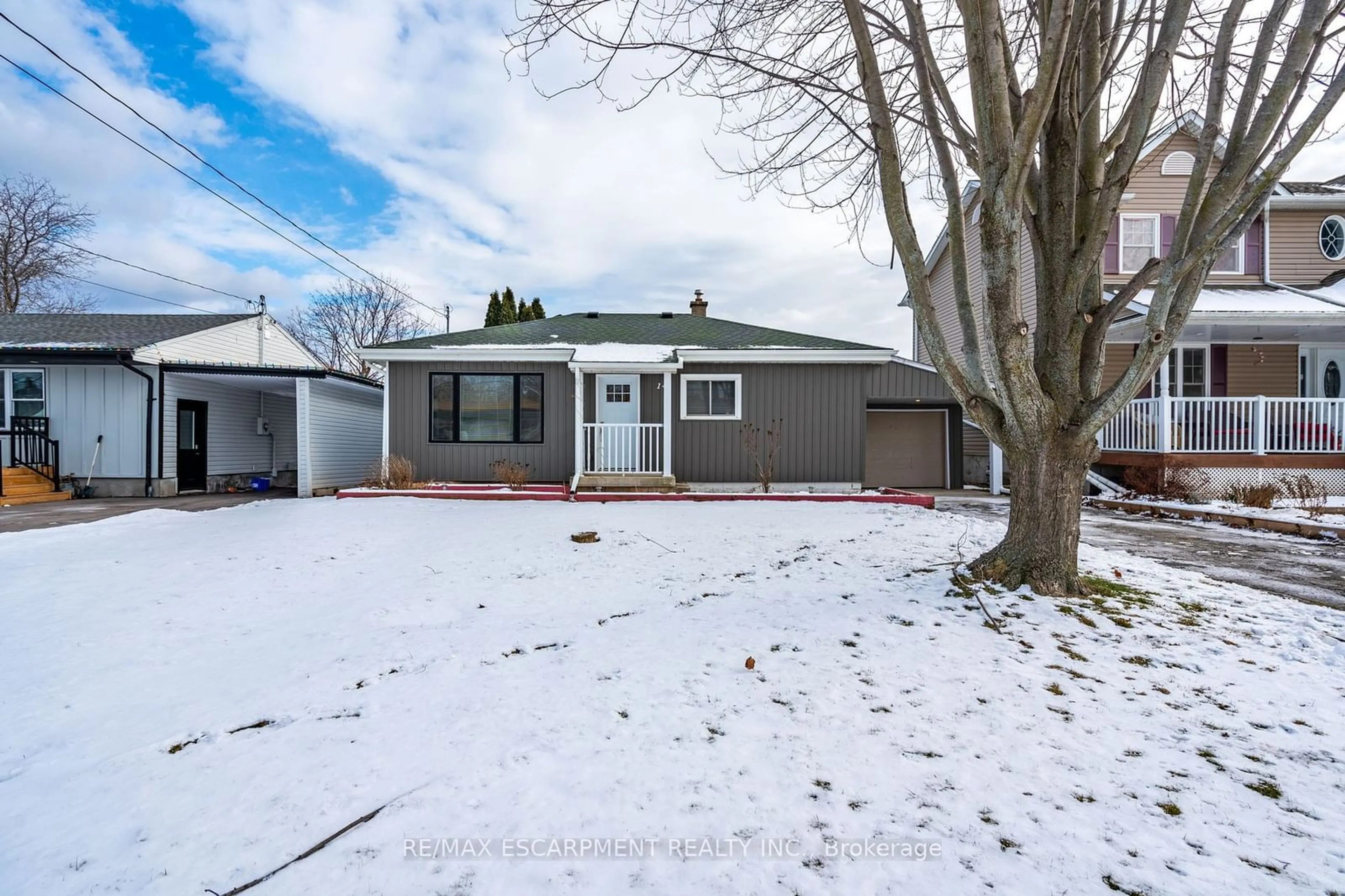 A pic from outside/outdoor area/front of a property/back of a property/a pic from drone, street for 14 Lakeview Ave, Grimsby Ontario L3M 3M1