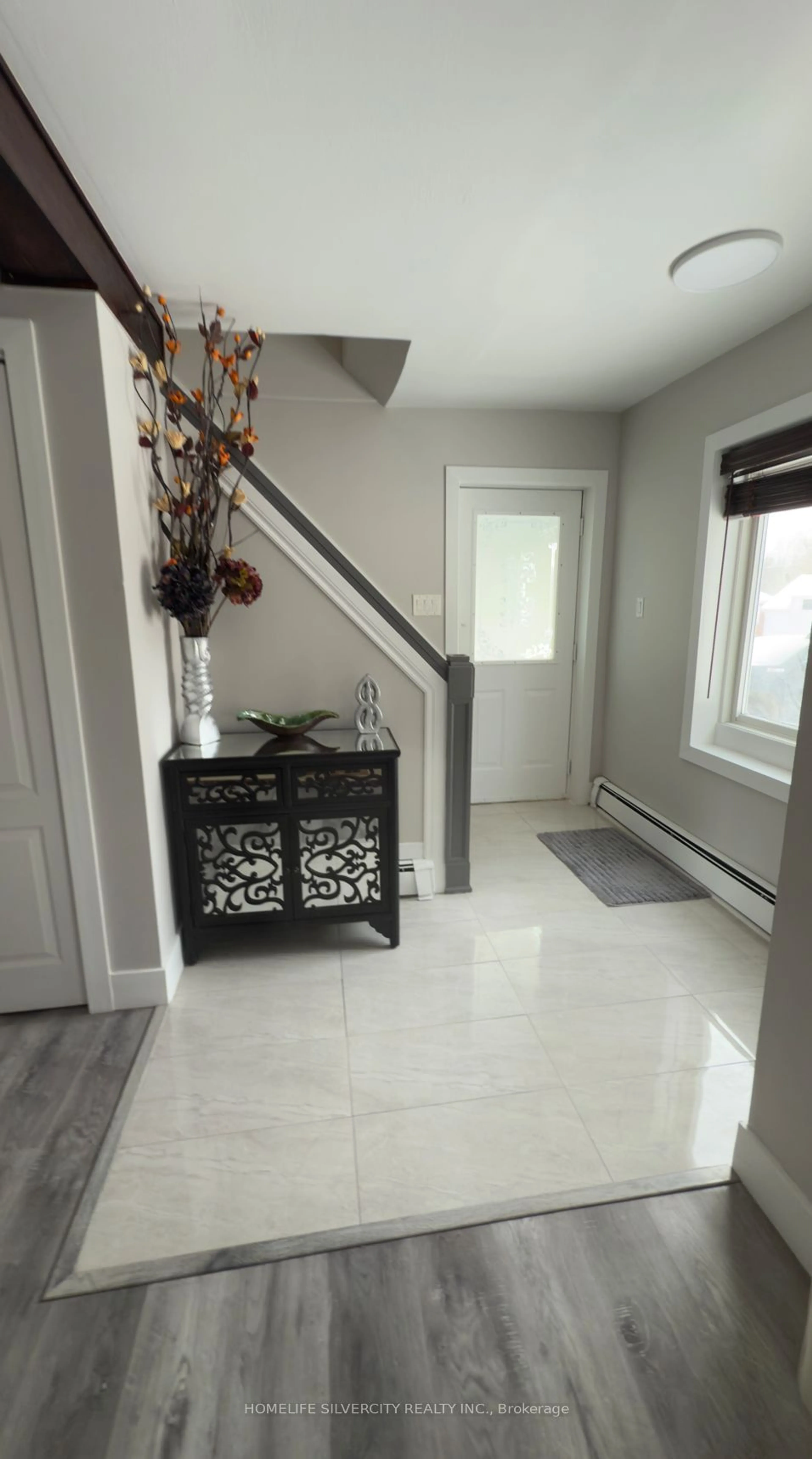 Indoor entryway for 37 Emma St, East Luther Grand Valley Ontario L9W 5N8