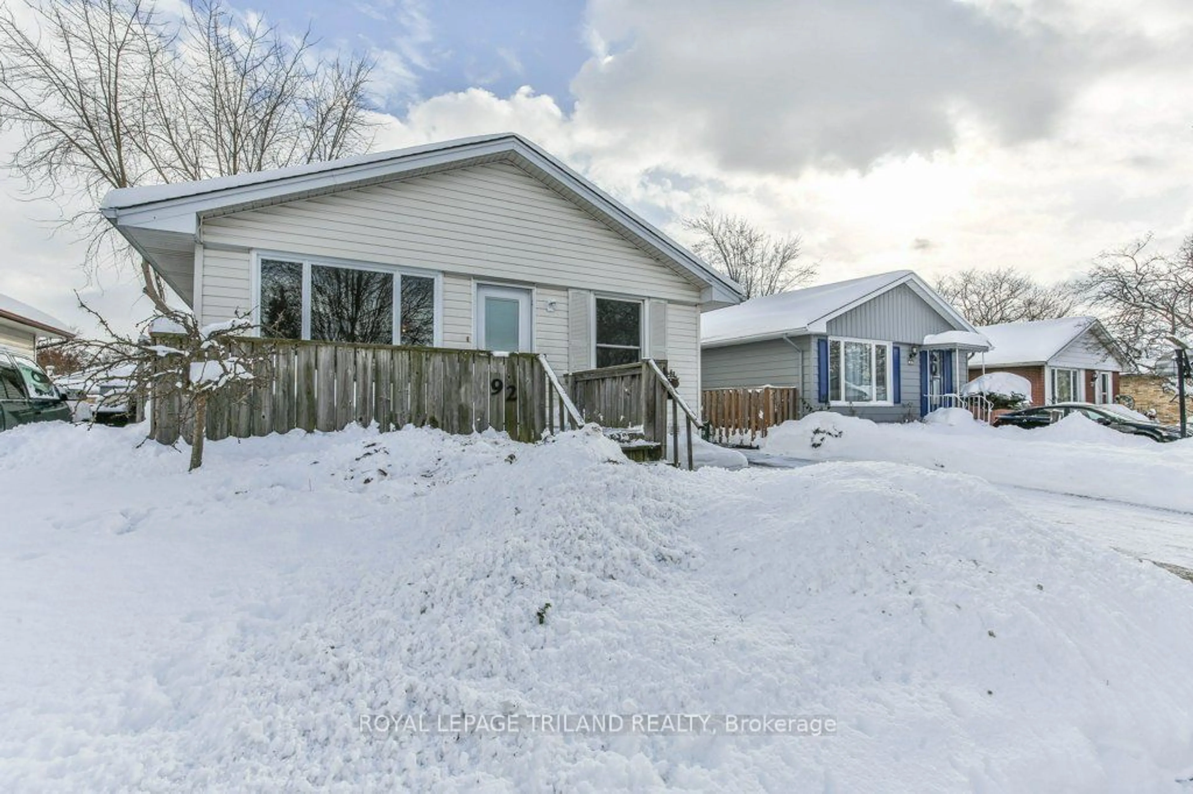 A pic from outside/outdoor area/front of a property/back of a property/a pic from drone, street for 92 SNOWDON Cres, London Ontario N6E 1G4