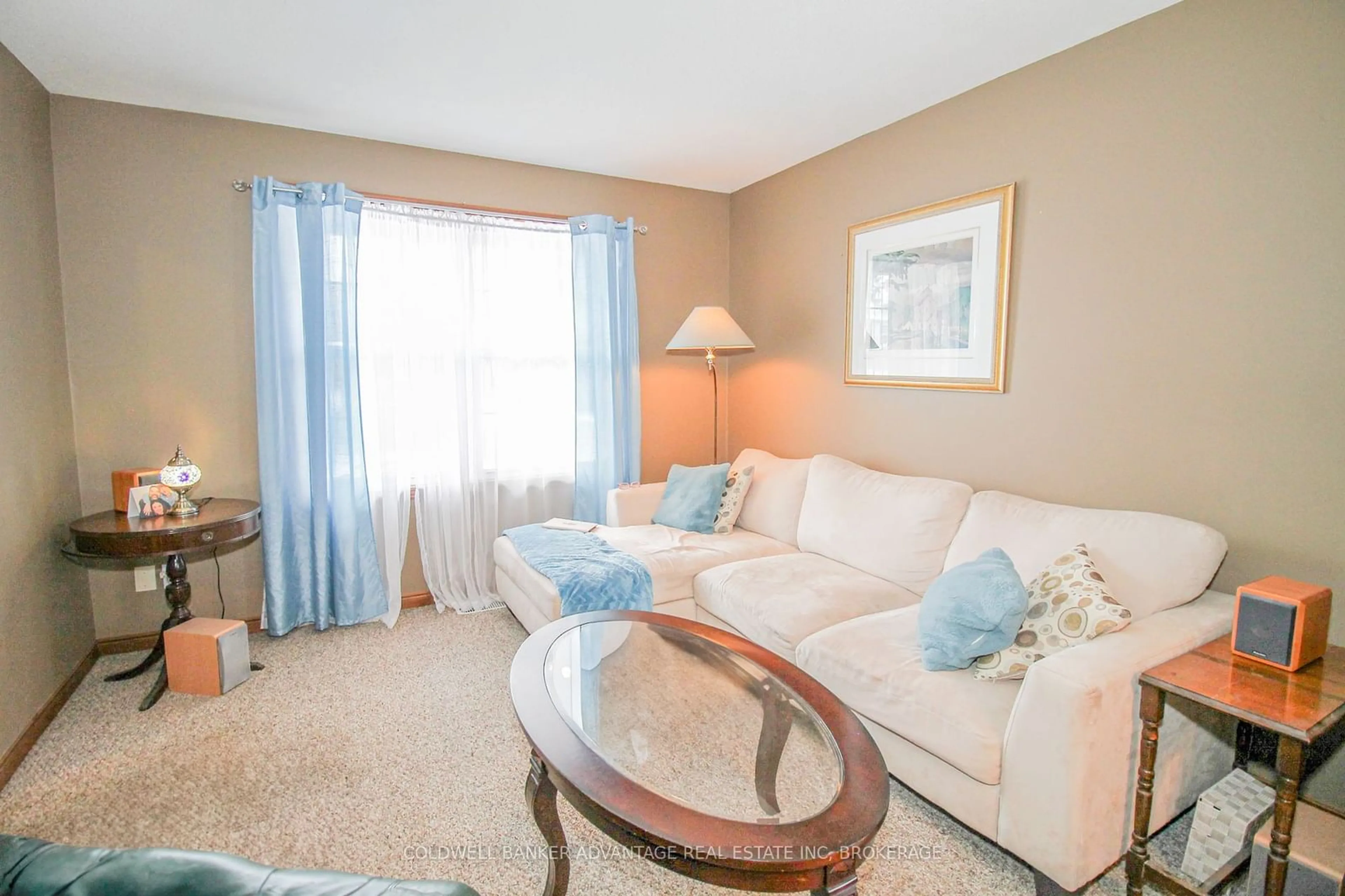 Living room with furniture, unknown for 19 Windle Village Cres, Thorold Ontario L2V 4Z6