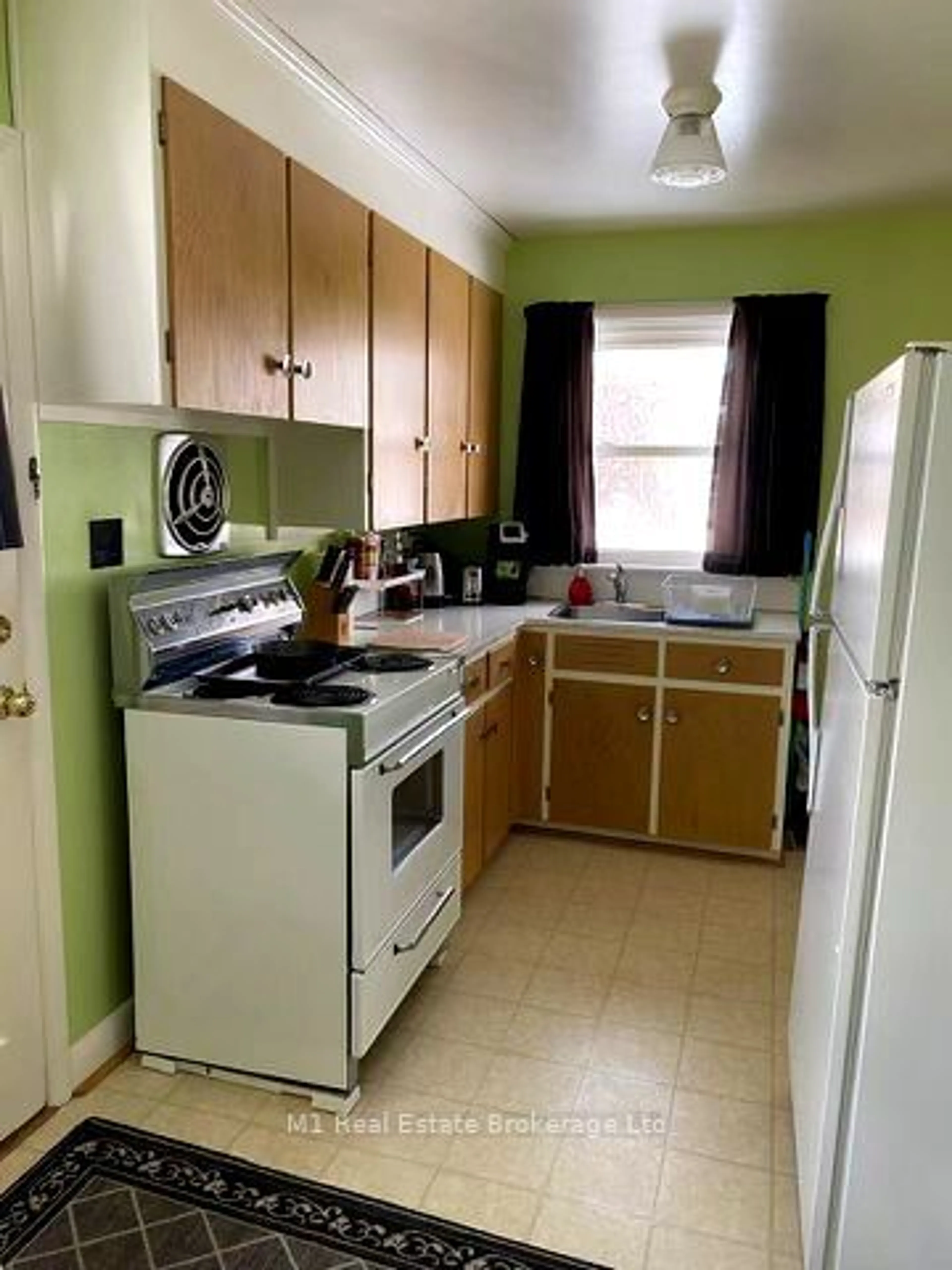 Standard kitchen, unknown for 70 Dudhope Ave, Cambridge Ontario N1R 4T7