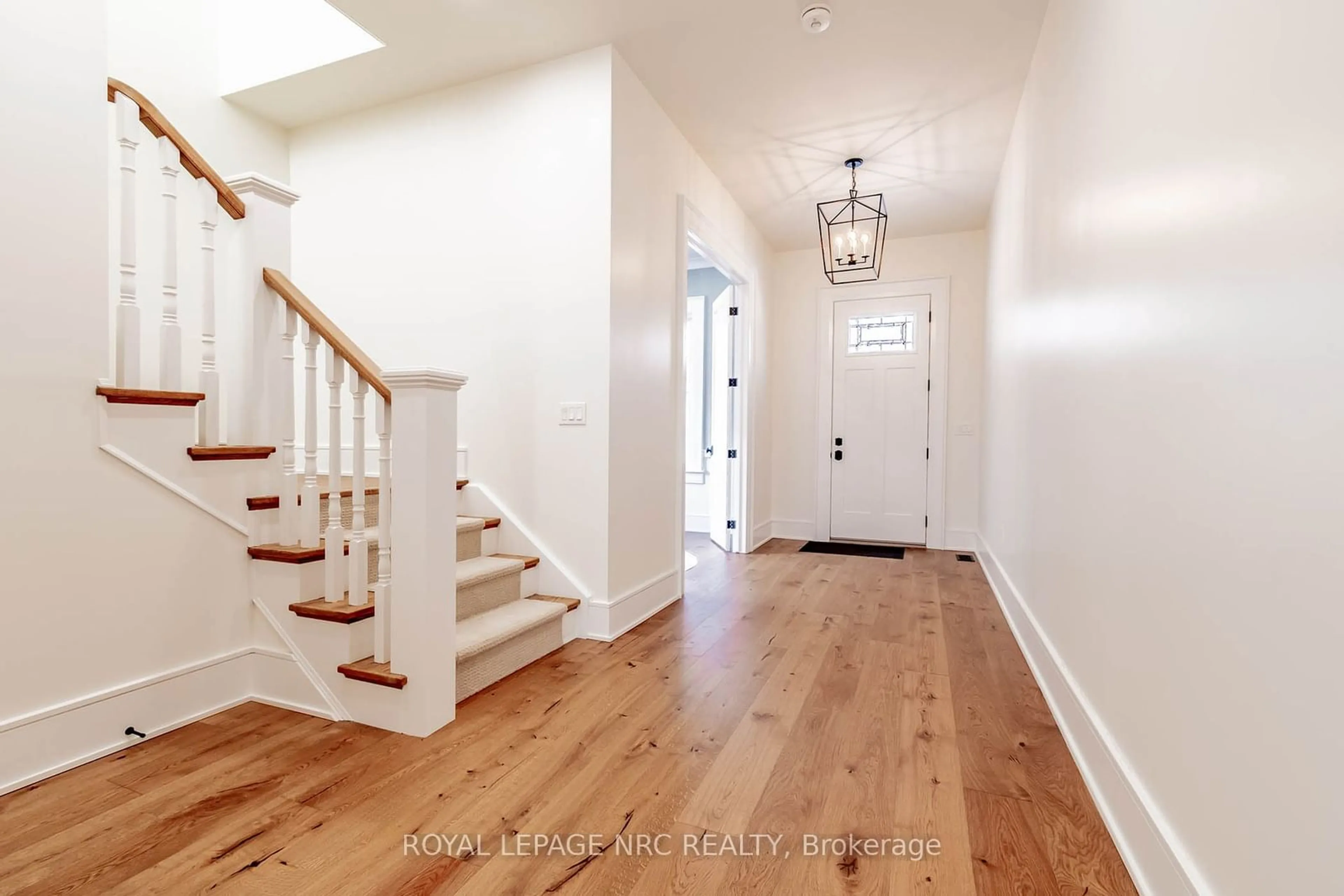 Indoor entryway for 1553 Pelham St, Pelham Ontario L0S 1E3