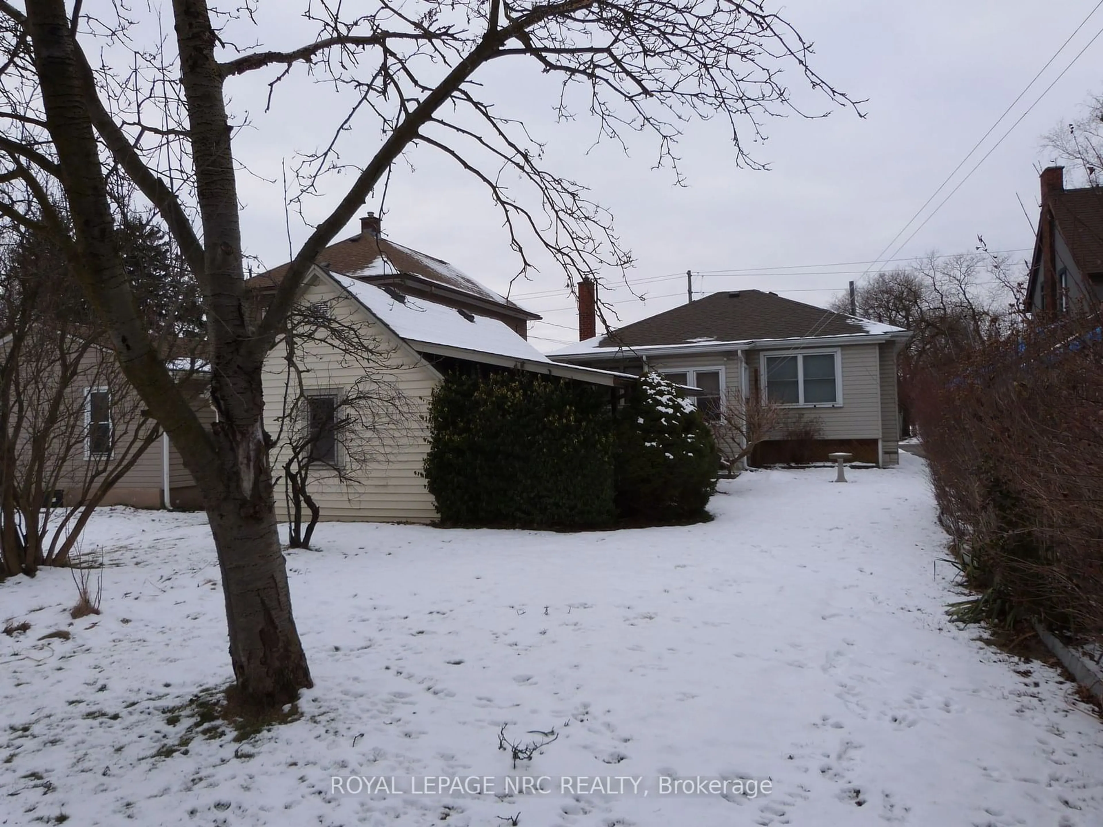 A pic from outside/outdoor area/front of a property/back of a property/a pic from drone, street for 5952 Dorchester Rd, Niagara Falls Ontario L2G 5S9