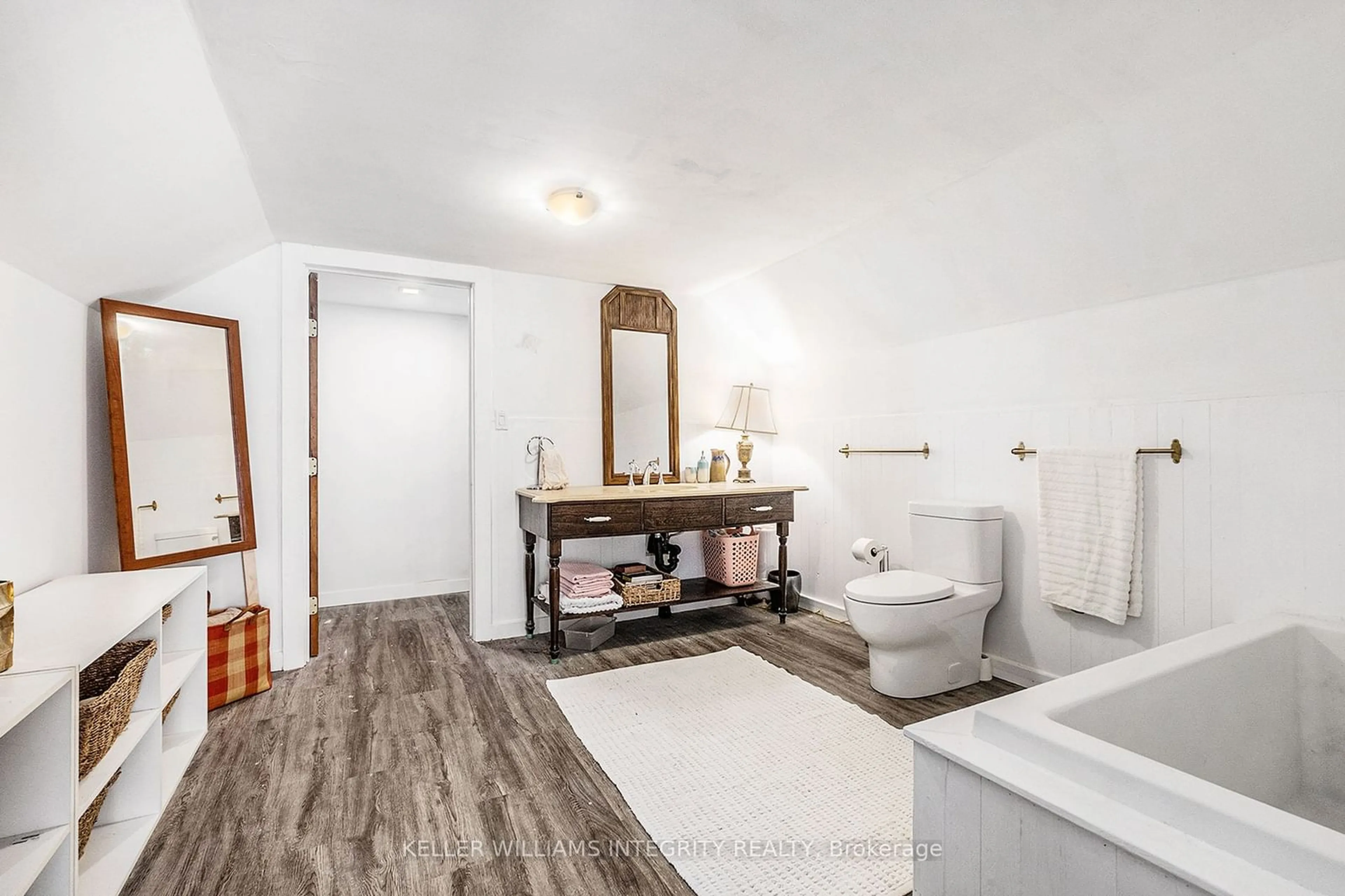 Standard bathroom, ceramic/tile floor for 1820 FARWEL St, Orleans - Cumberland and Area Ontario K0A 3H0