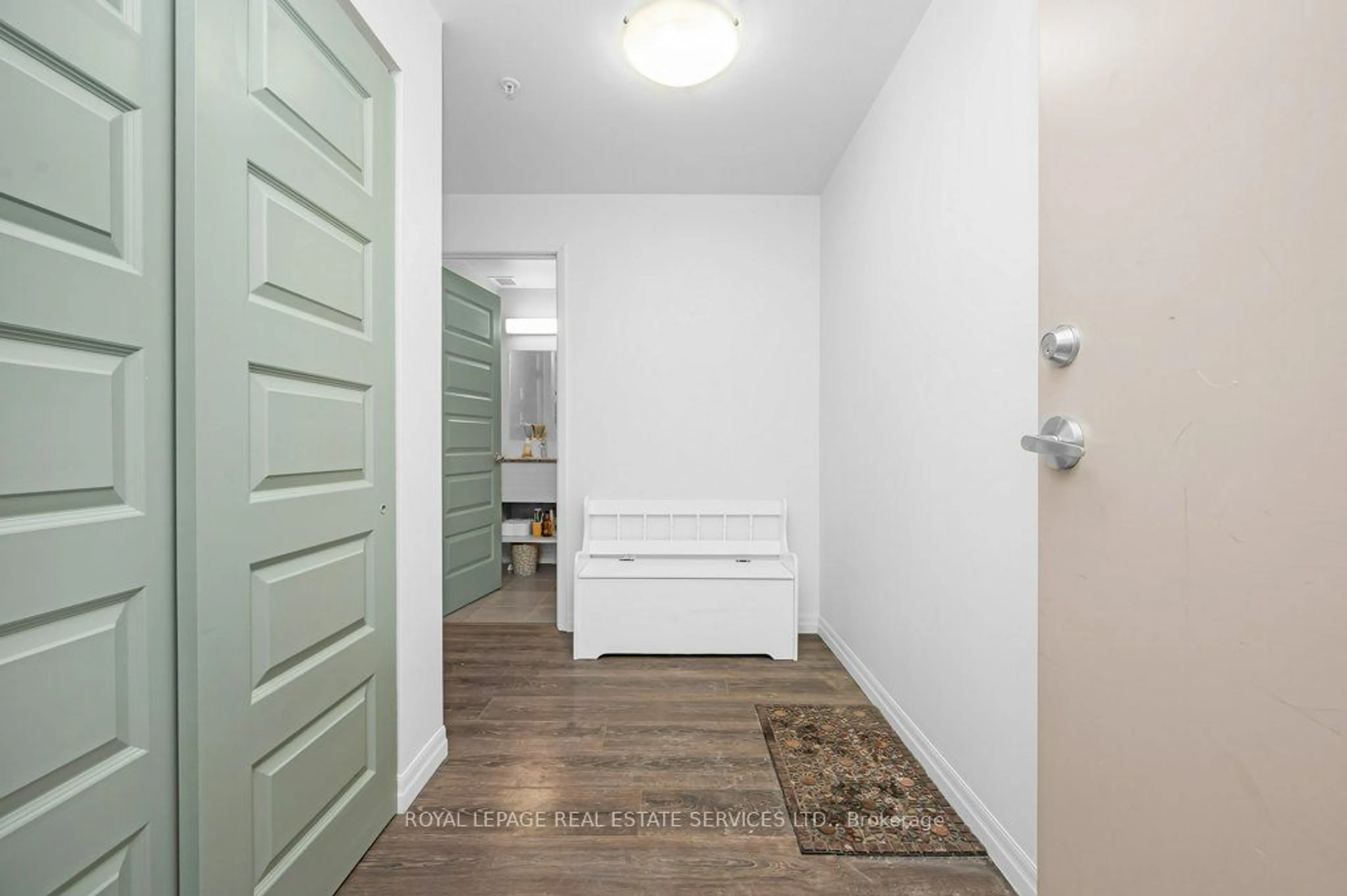 Indoor entryway for 8 Hickory St, Waterloo Ontario N2L 3H6