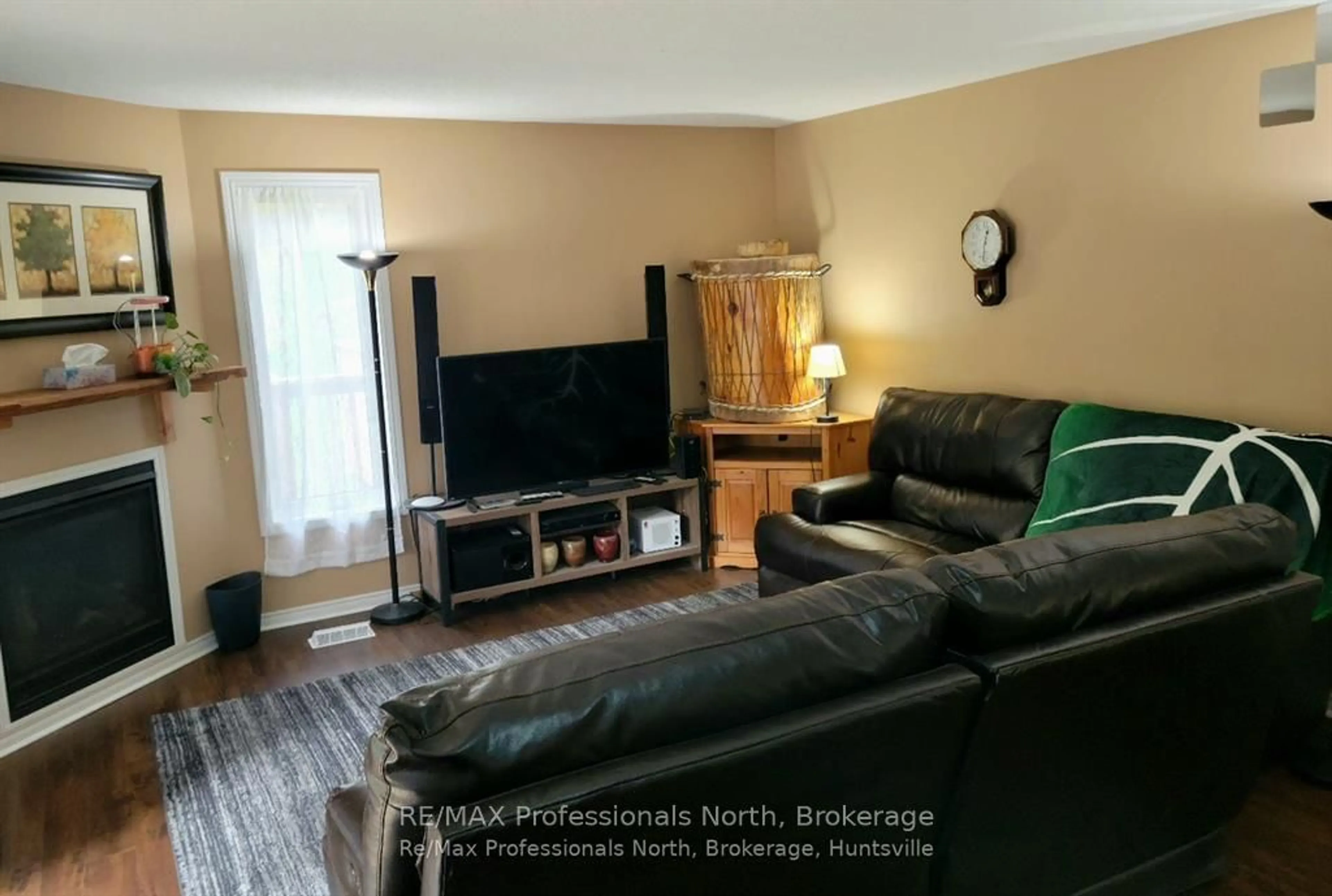 Living room with furniture, wood/laminate floor for 1591 HIDDEN VALLEY Rd #20, Huntsville Ontario P1H 1A4