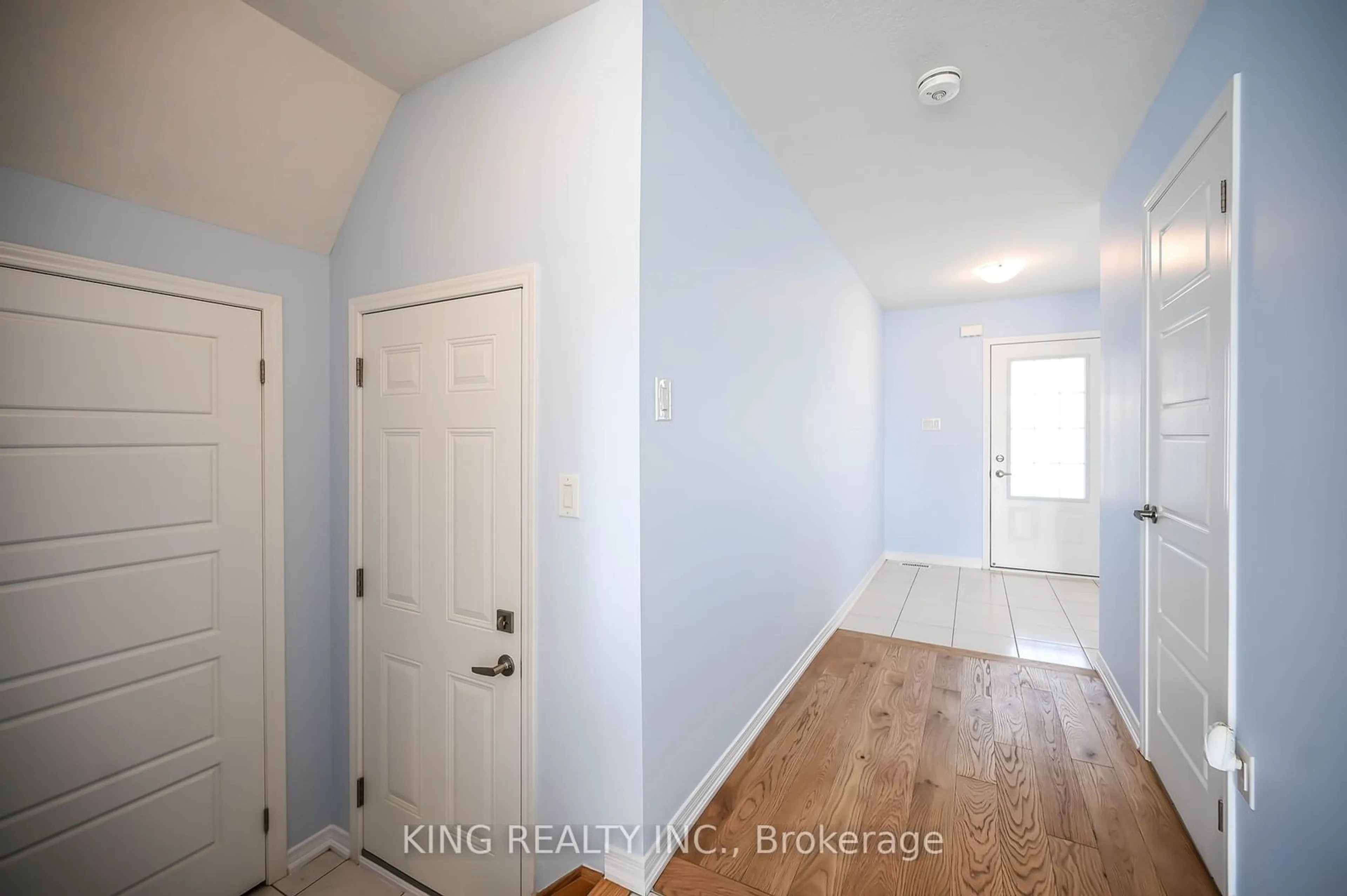 Indoor entryway for 27 Cooke Ave, Brantford Ontario N3T 0S2