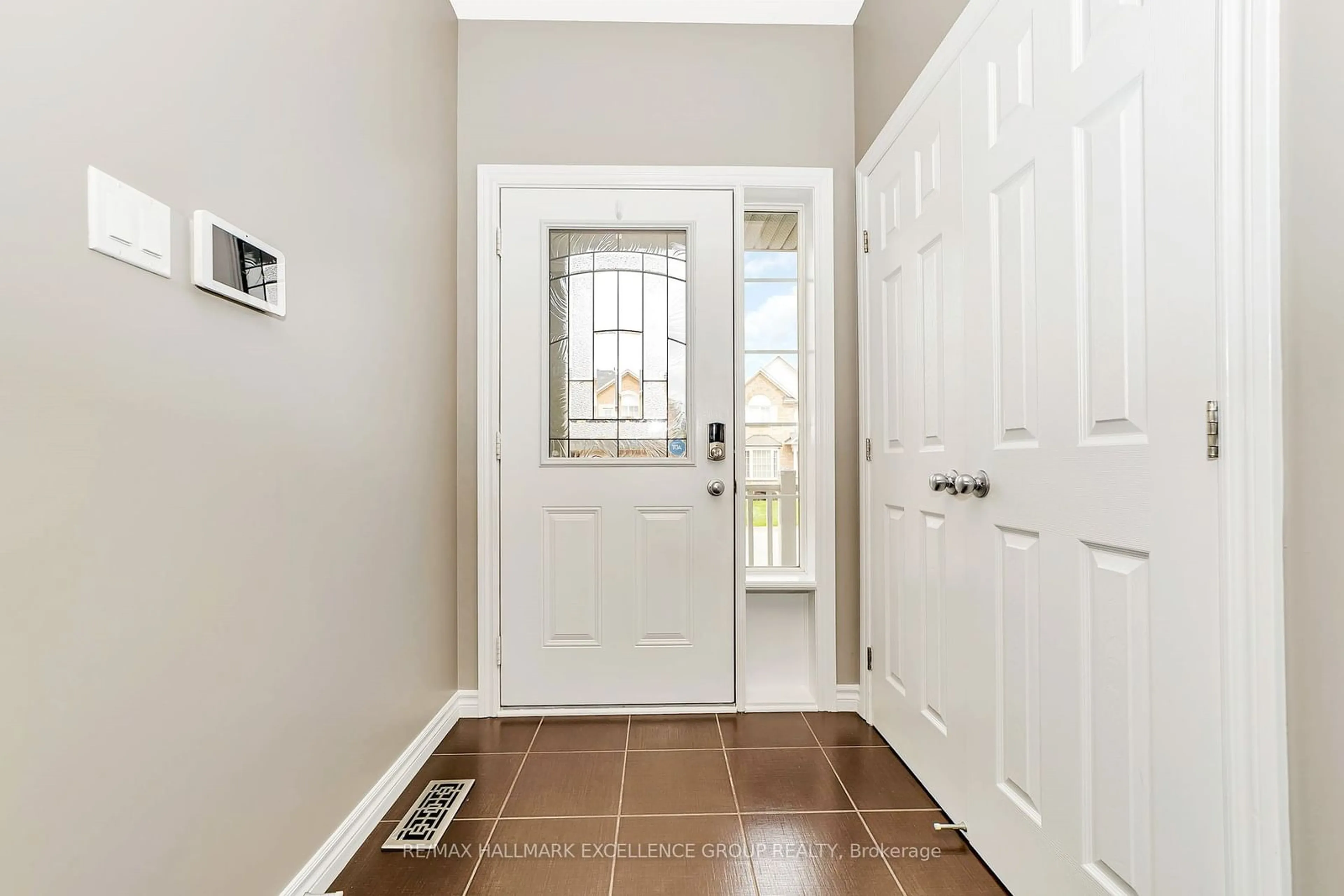 Indoor entryway for 2282 Descartes St, Orleans - Cumberland and Area Ontario K4A 0W4