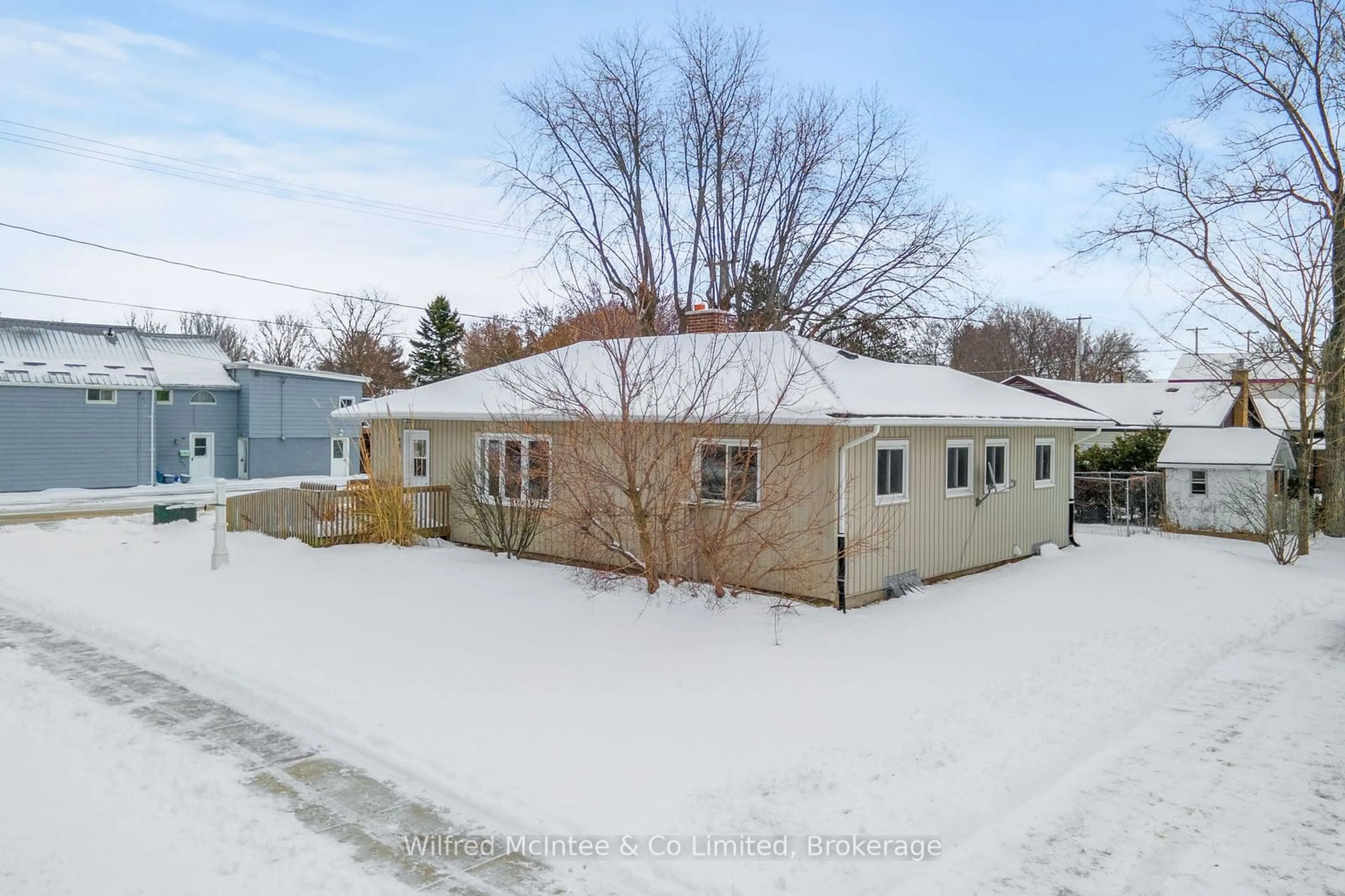 A pic from outside/outdoor area/front of a property/back of a property/a pic from drone, street for 467 QUEEN St, Kincardine Ontario N2Z 2J4