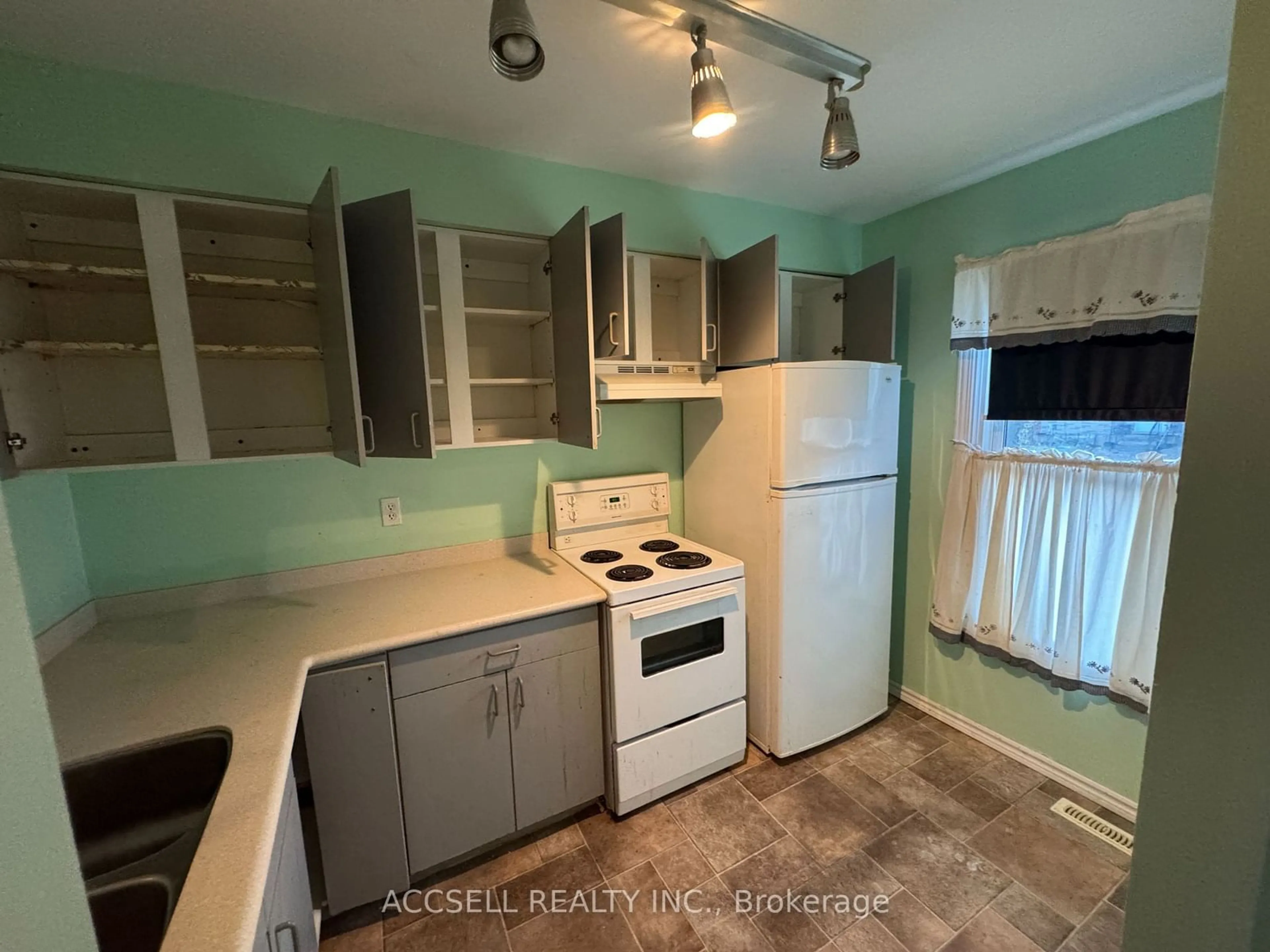 Standard kitchen, unknown for 93 Bay St, Woodstock Ontario N4S 3K7