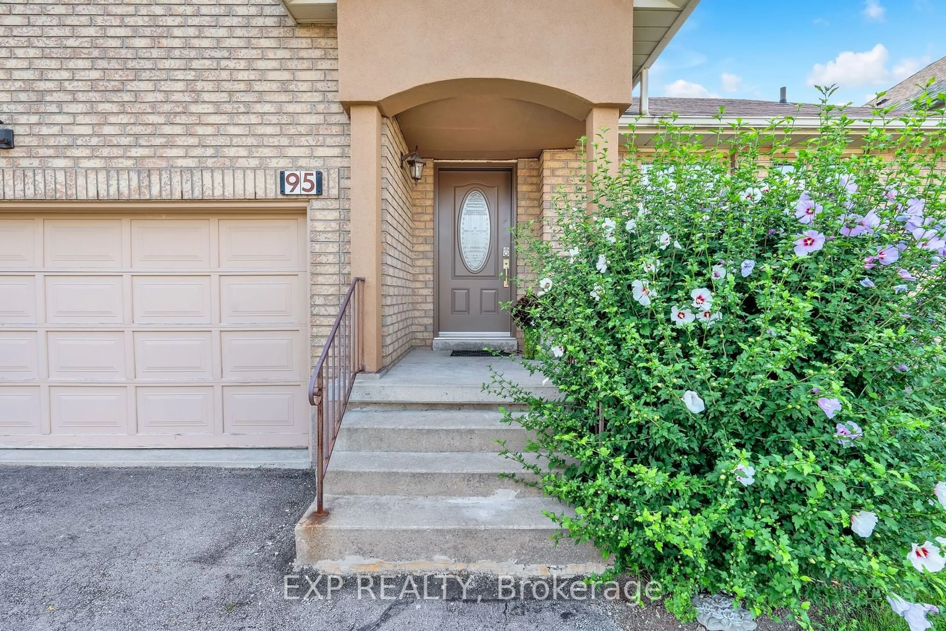 Indoor entryway for 95 First Rd, Hamilton Ontario L8J 2S4