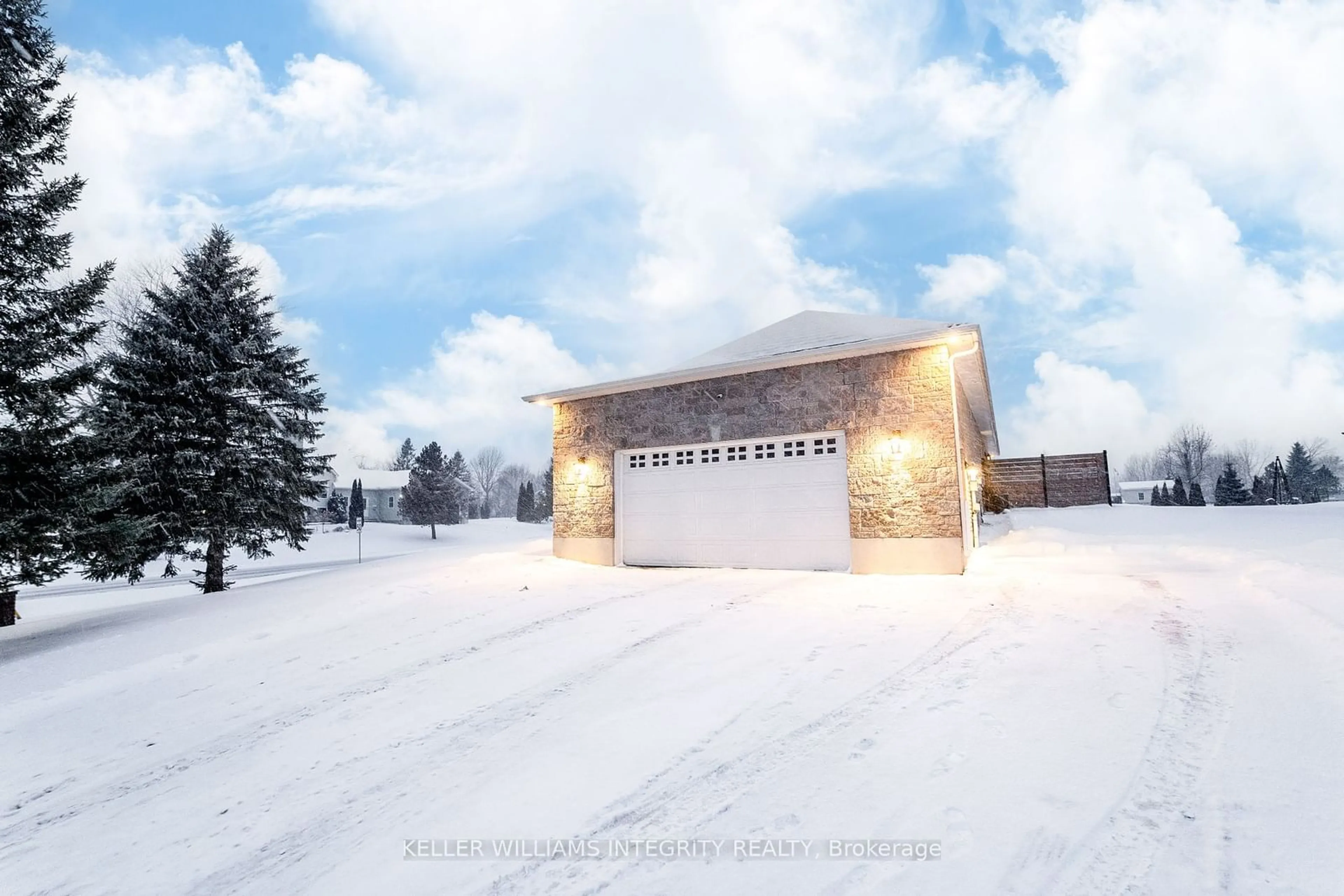 Indoor garage for 15885 Manning Rd, South Stormont Ontario K0C 1M0