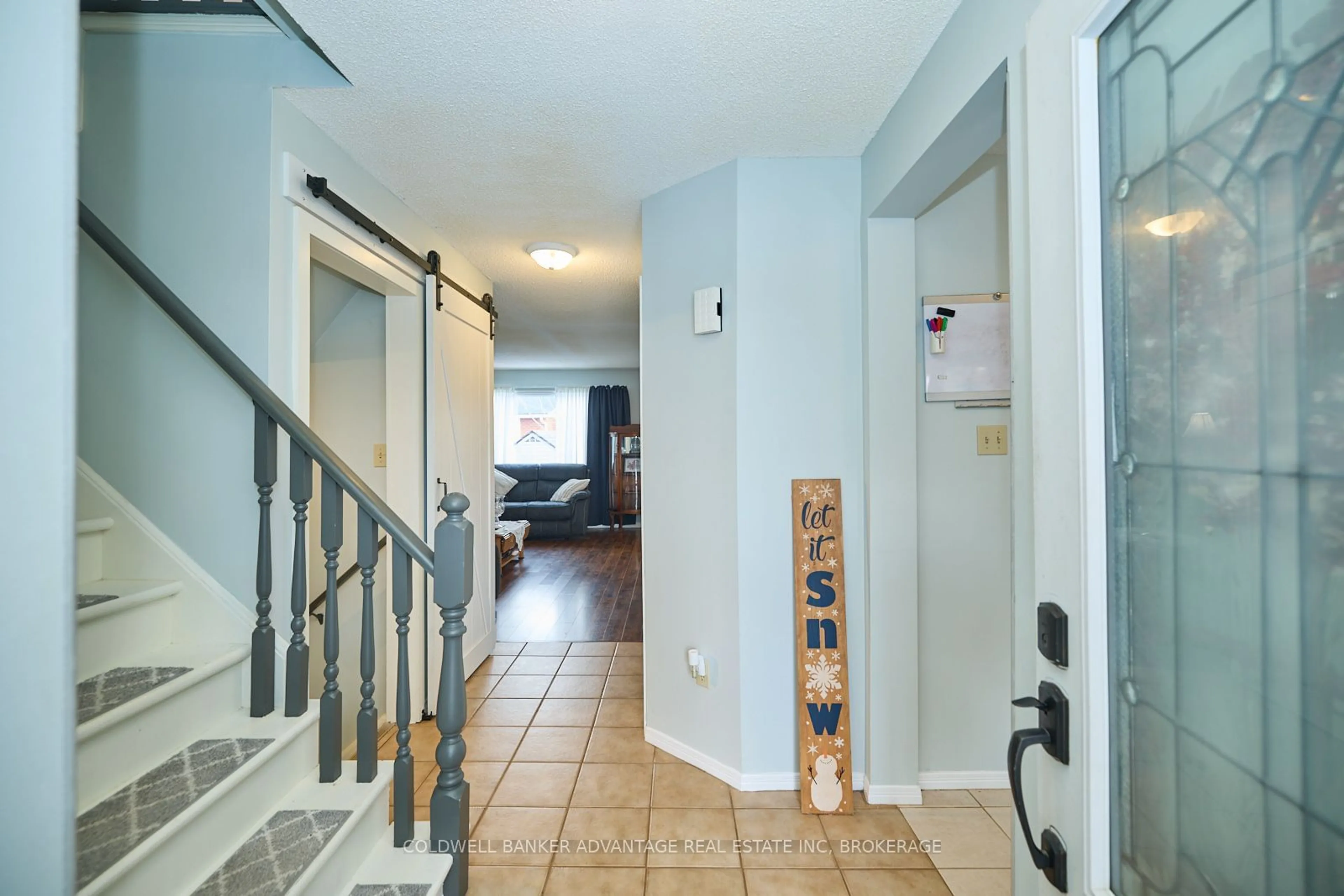 Indoor entryway for 33 Naples Crt, Thorold Ontario L2V 4S7