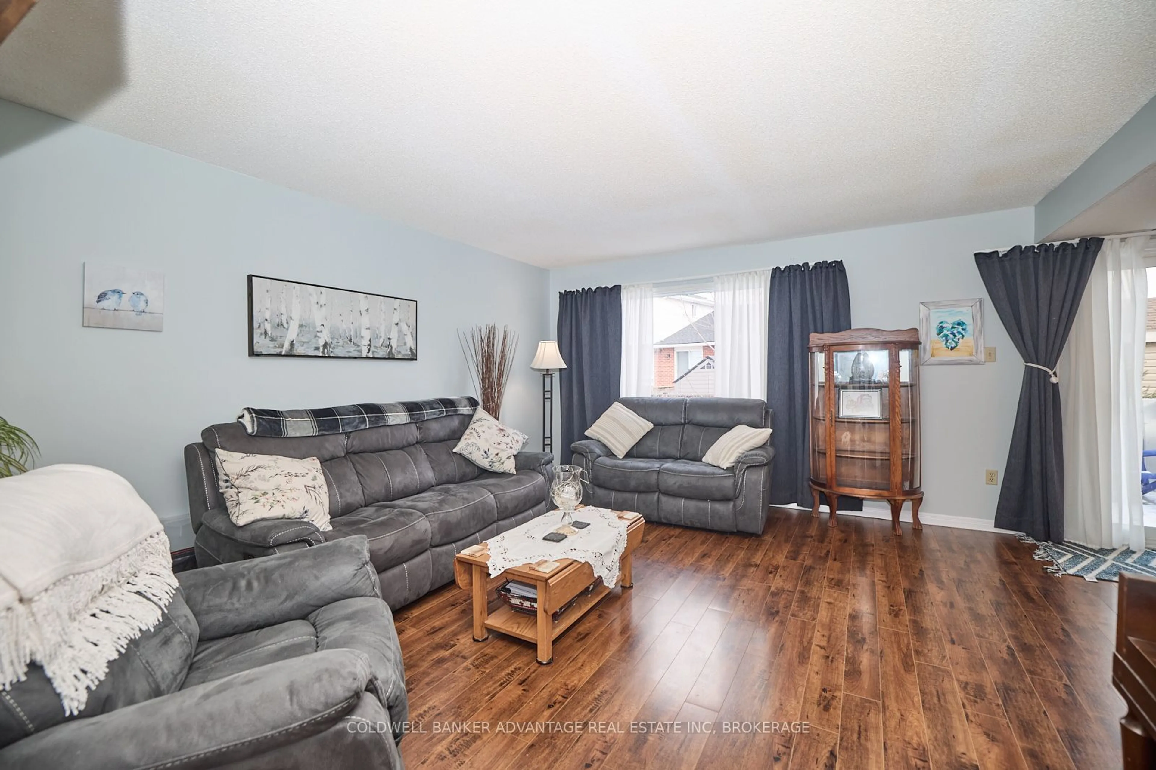 Living room with furniture, wood/laminate floor for 33 Naples Crt, Thorold Ontario L2V 4S7