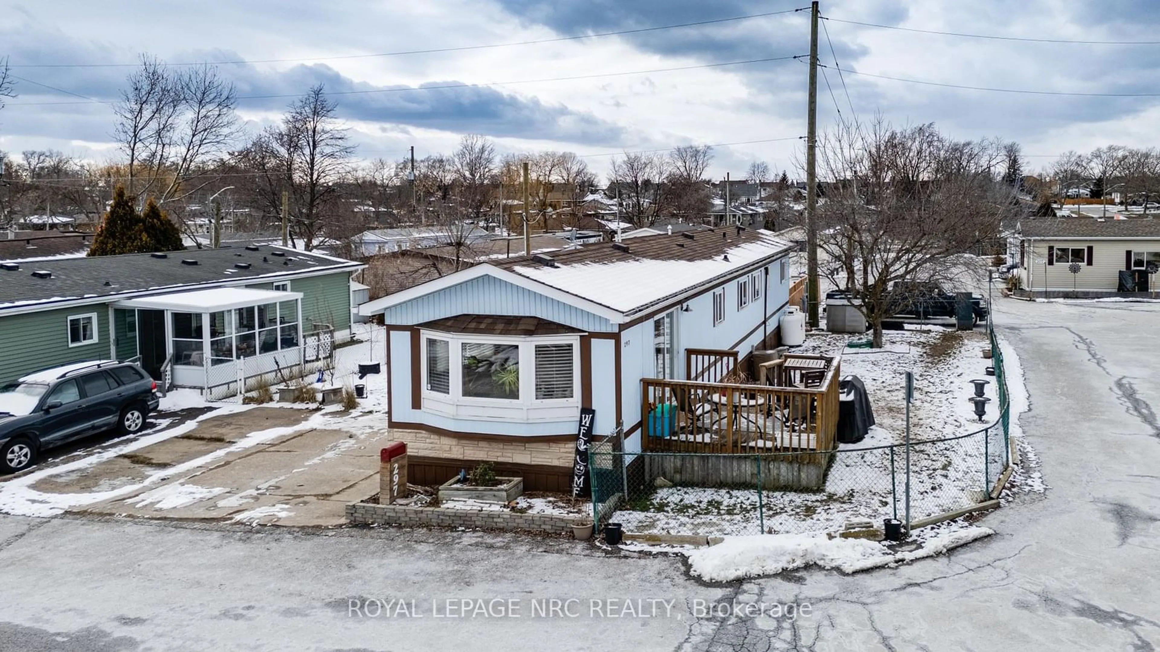 A pic from outside/outdoor area/front of a property/back of a property/a pic from drone, mountain view for 241 St. Paul St #297, St. Catharines Ontario L2S 2E5