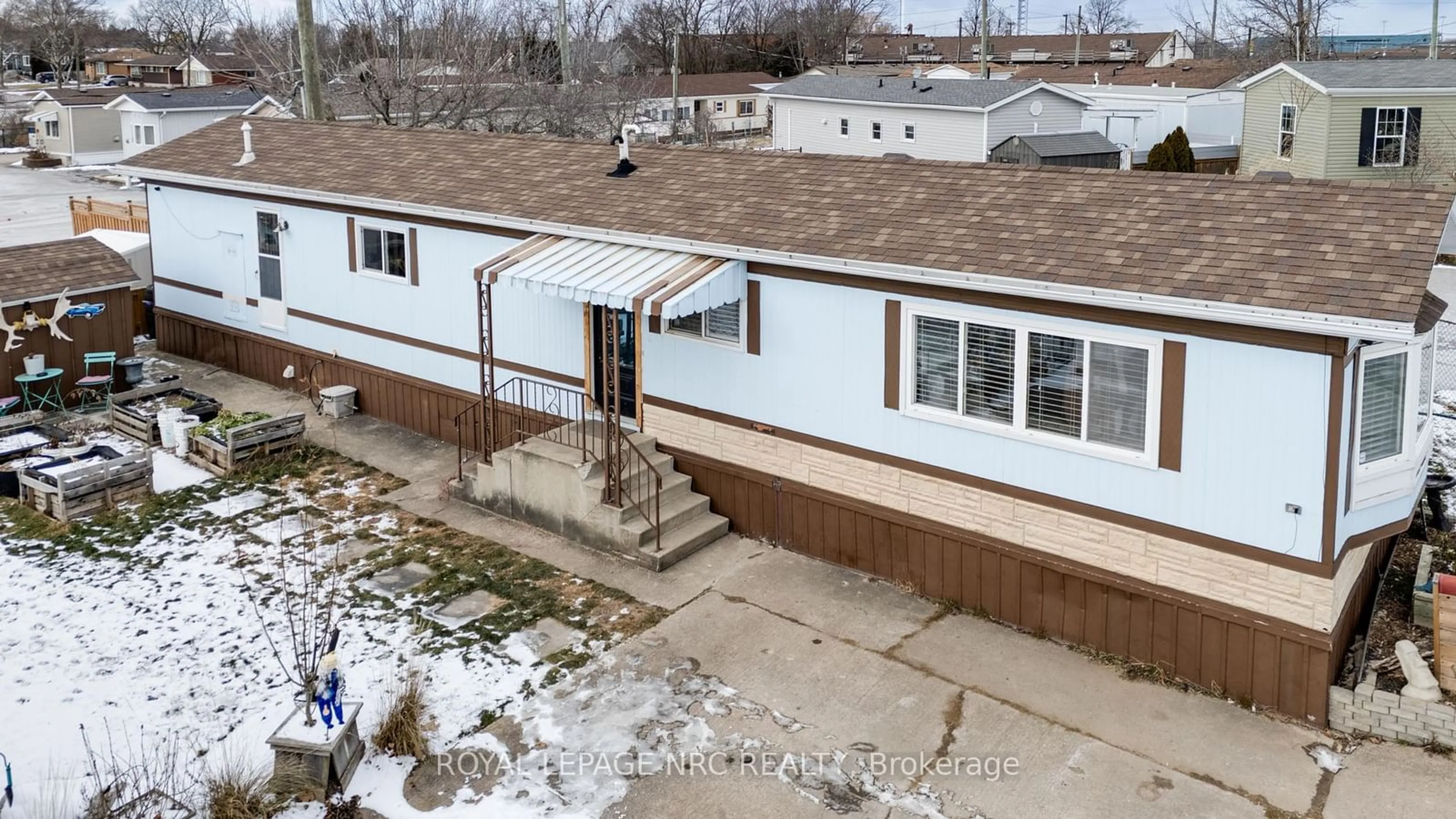 A pic from outside/outdoor area/front of a property/back of a property/a pic from drone, building for 241 St. Paul St #297, St. Catharines Ontario L2S 2E5