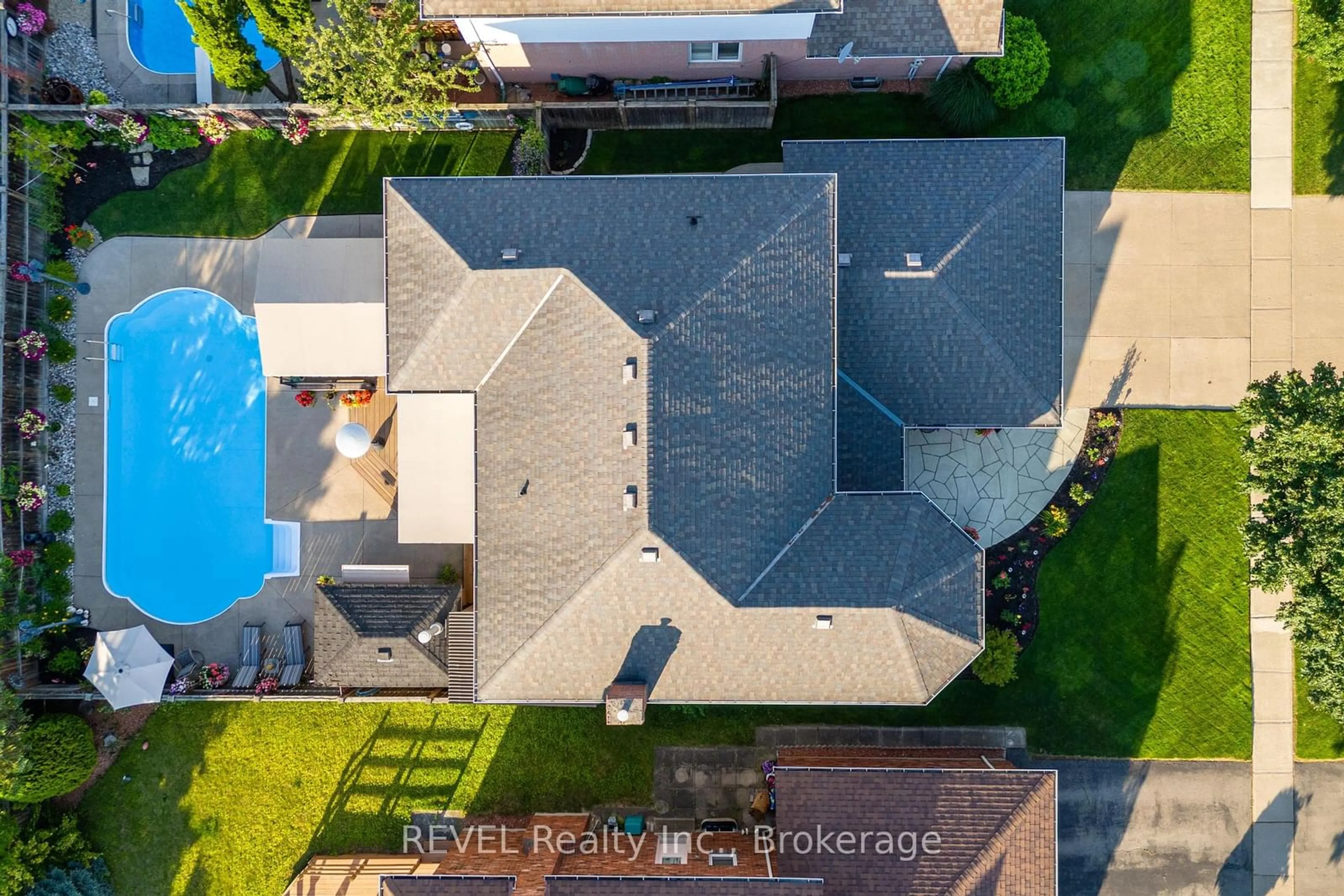 A pic from outside/outdoor area/front of a property/back of a property/a pic from drone, unknown for 13 Chessington St, St. Catharines Ontario L2S 3R4