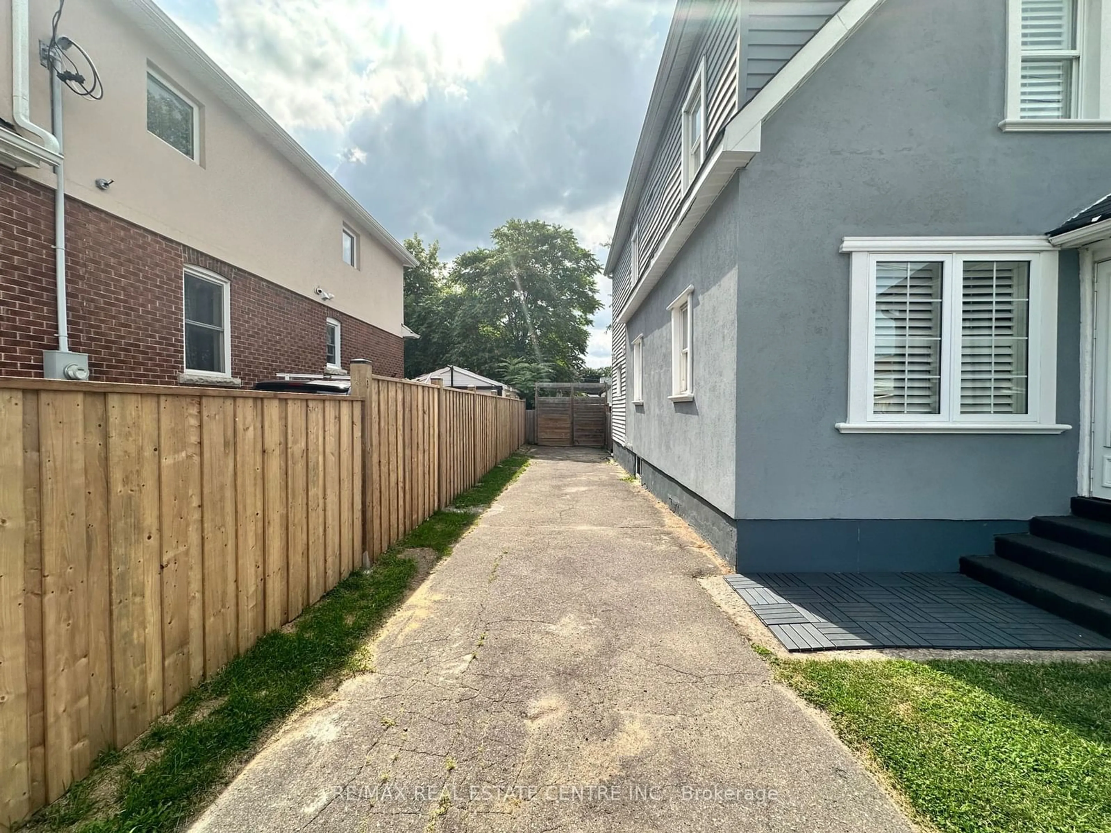 A pic from outside/outdoor area/front of a property/back of a property/a pic from drone, street for 5673 Glenholme Ave, Niagara Falls Ontario L2G 4Y5