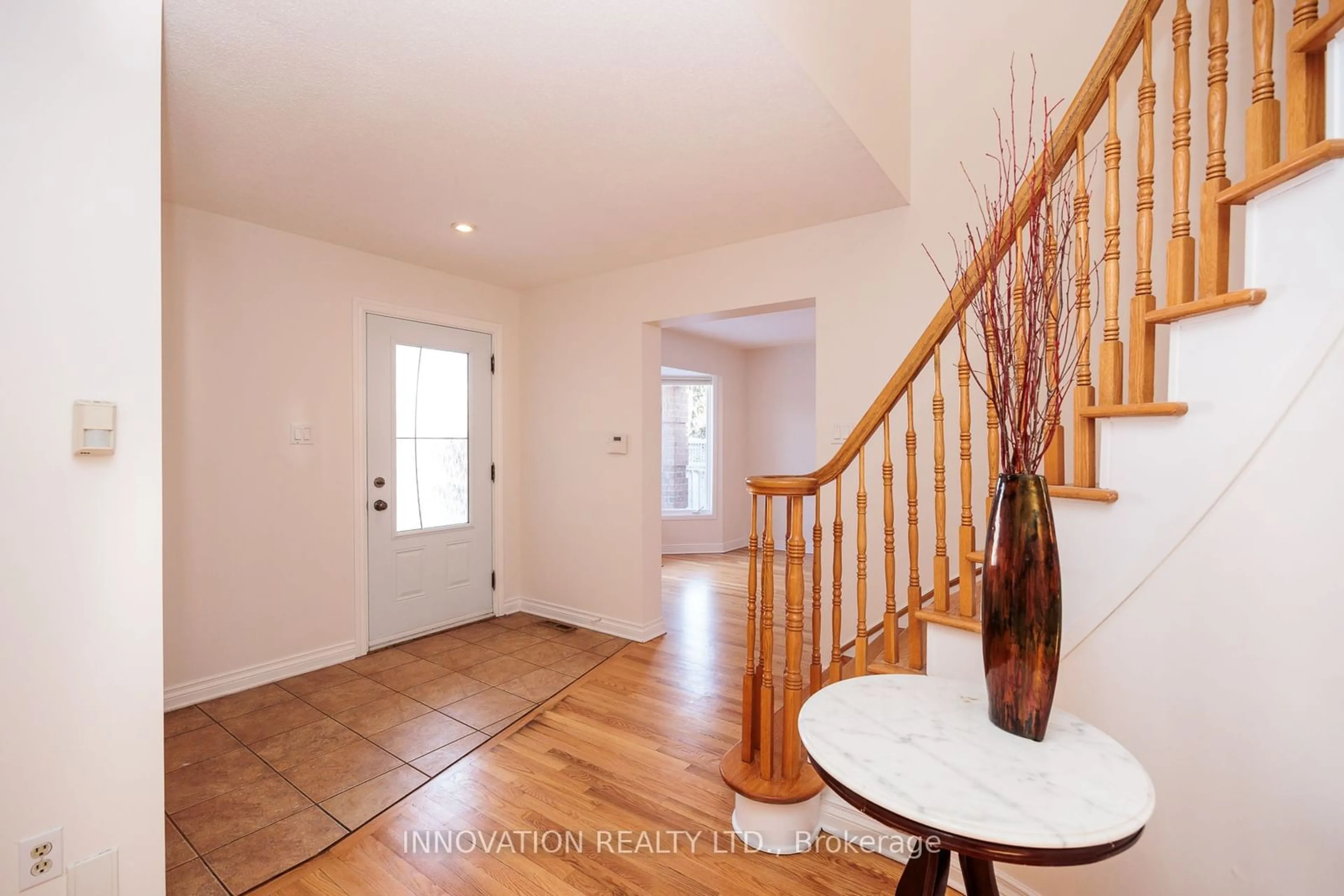 Indoor entryway for 44 Dartmoor Dr, Kanata Ontario K2M 1S6