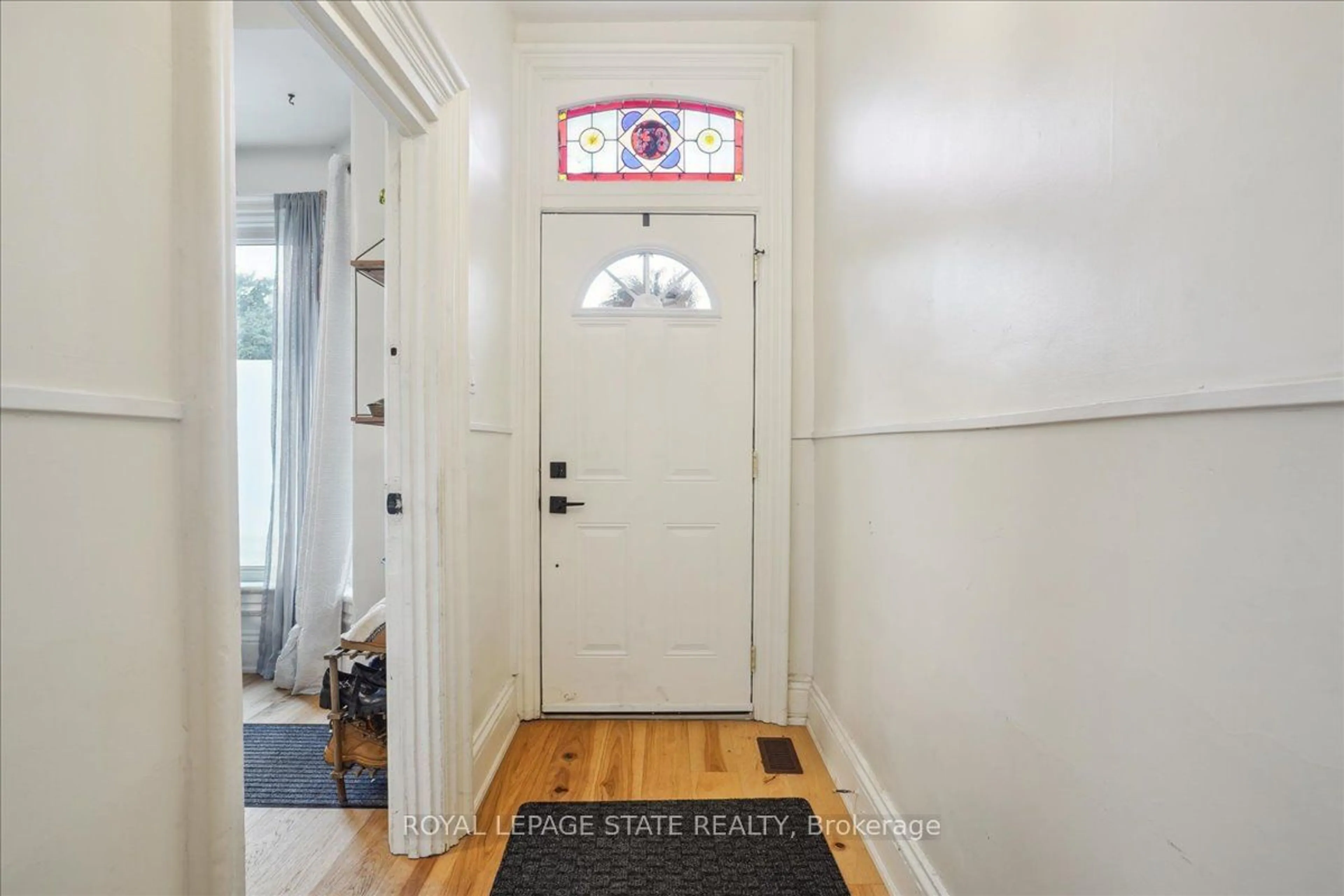 Indoor entryway for 246 John St, Hamilton Ontario L8L 4P5