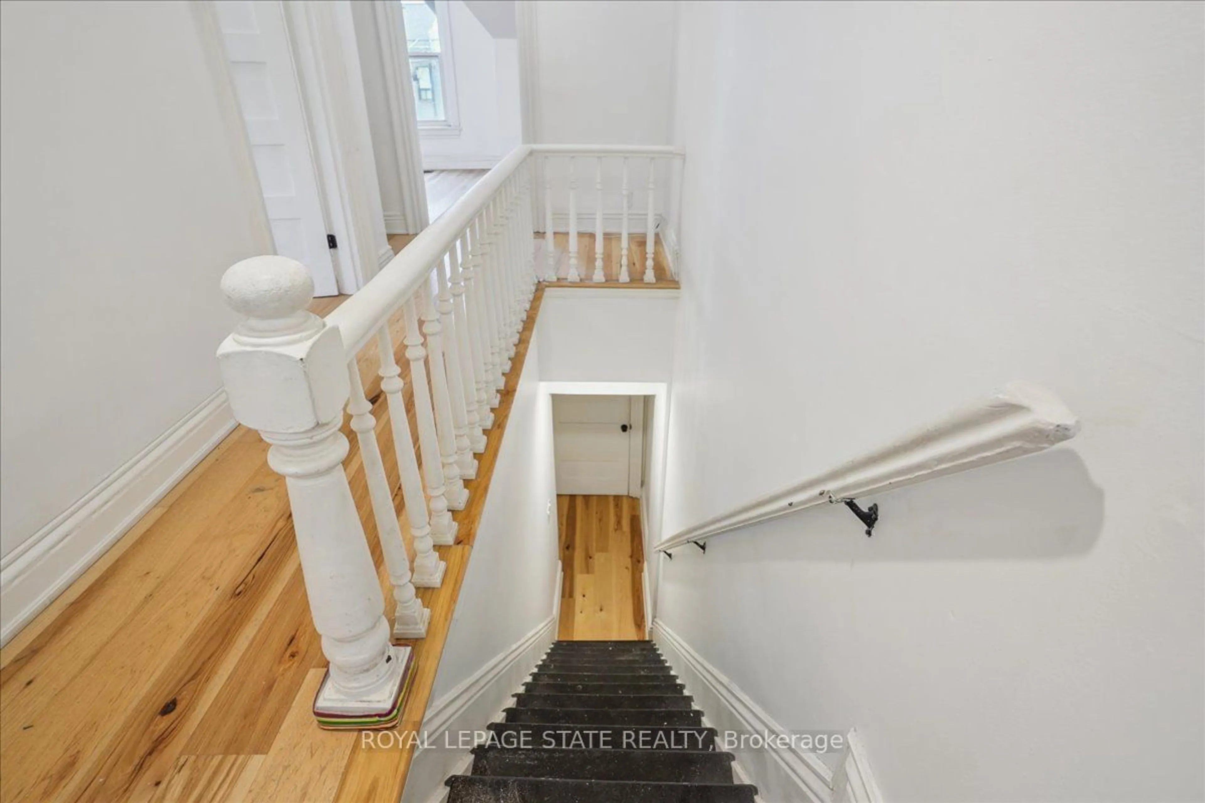 Stairs for 246 John St, Hamilton Ontario L8L 4P5